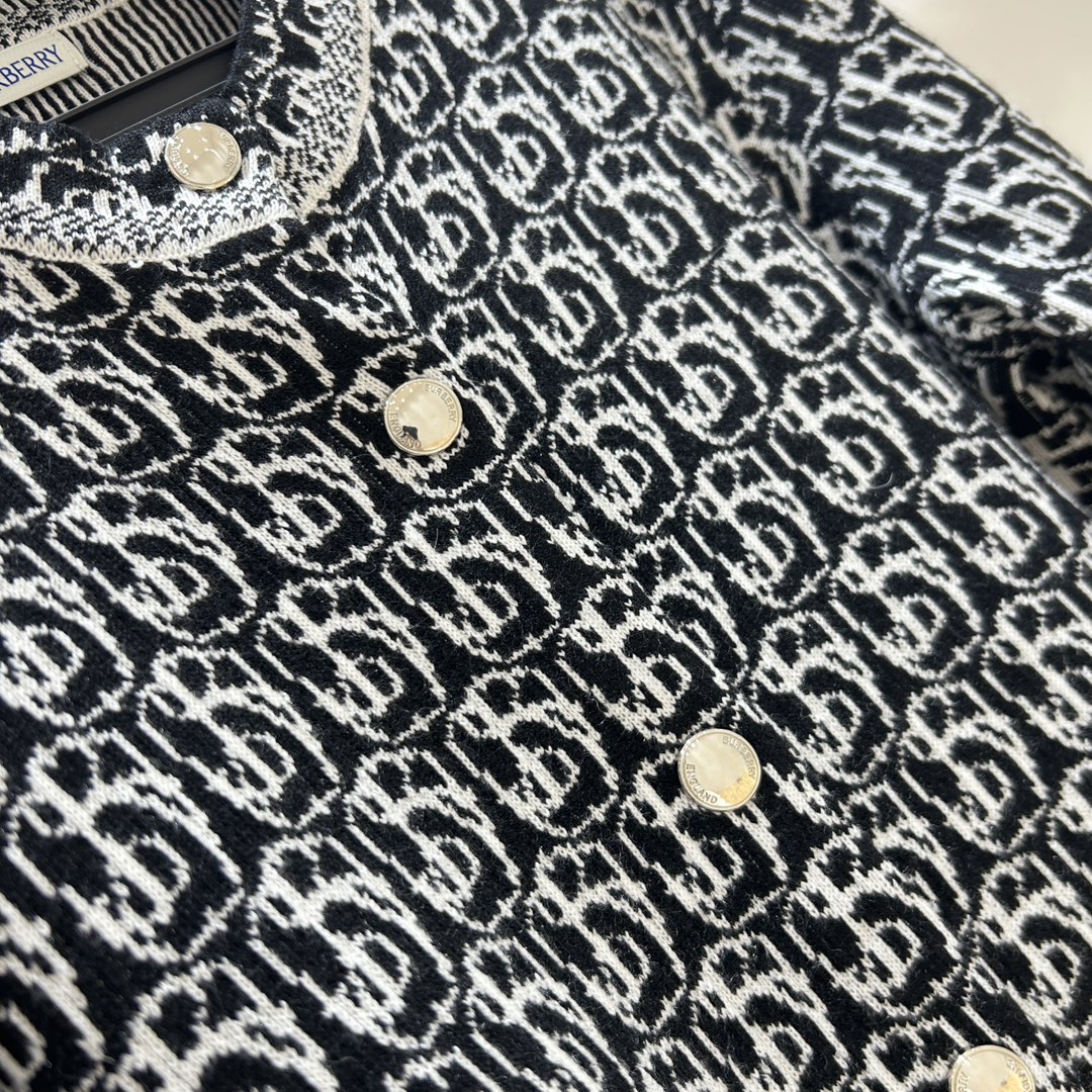 “Original Women’s Suit with ‘New Girl’ B-Word T-Shirts – Classic, Graceful, and Available in SML Sizes” - 图片 7
