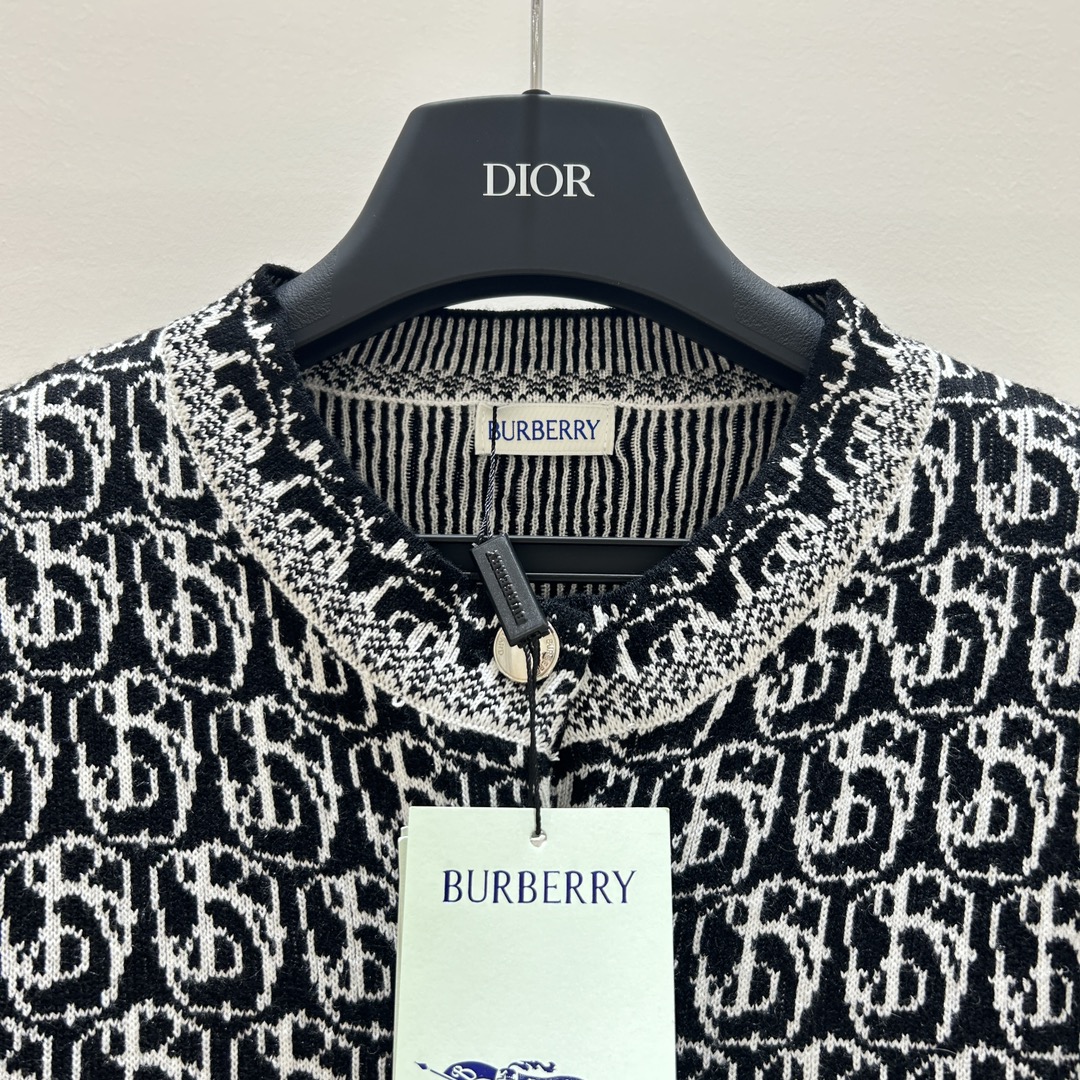 “Original Women’s Suit with ‘New Girl’ B-Word T-Shirts – Classic, Graceful, and Available in SML Sizes” - 图片 5