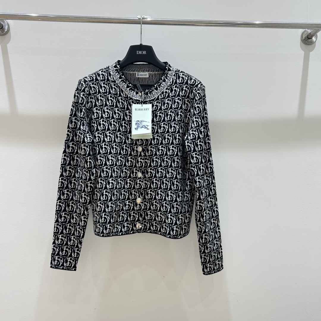 “Original Women’s Suit with ‘New Girl’ B-Word T-Shirts – Classic, Graceful, and Available in SML Sizes” - 图片 3