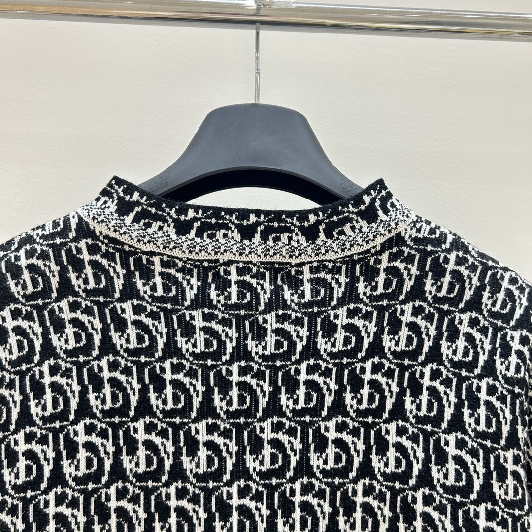 “Original Women’s Suit with ‘New Girl’ B-Word T-Shirts – Classic, Graceful, and Available in SML Sizes” - 图片 6