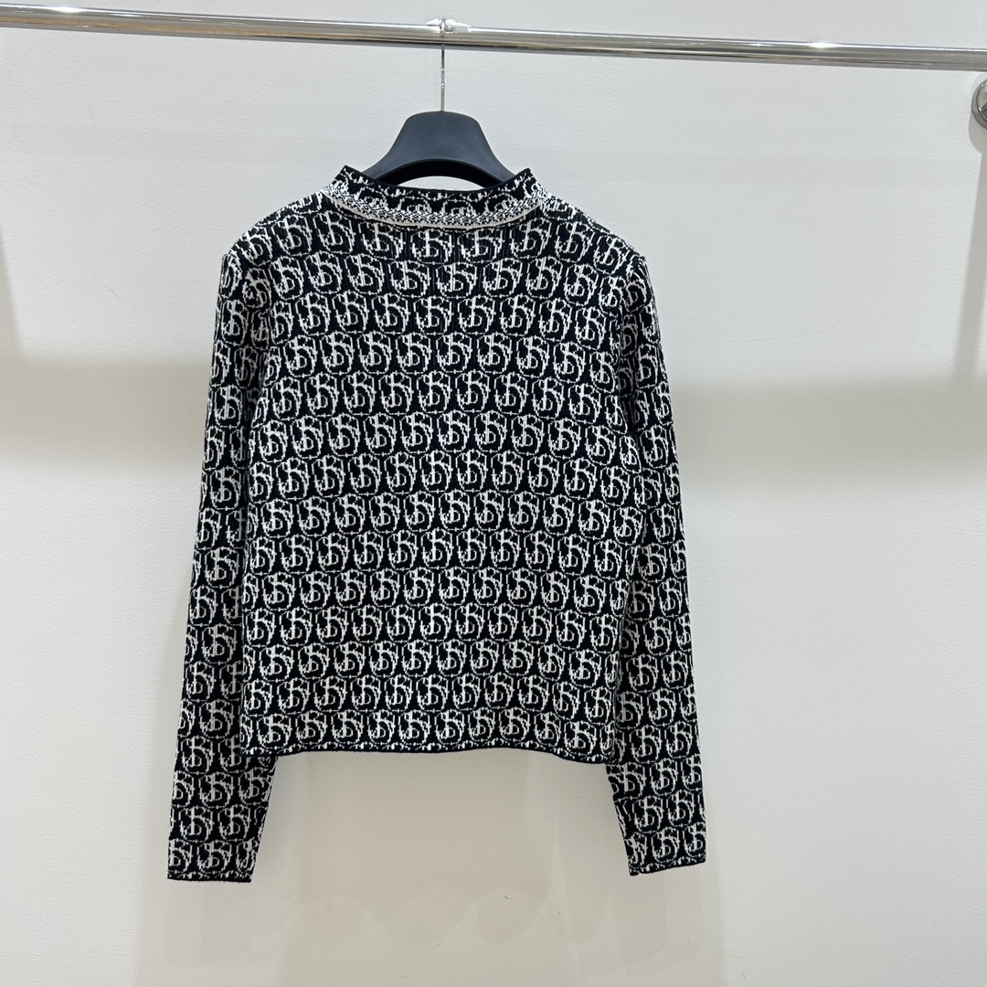 “Original Women’s Suit with ‘New Girl’ B-Word T-Shirts – Classic, Graceful, and Available in SML Sizes” - 图片 4
