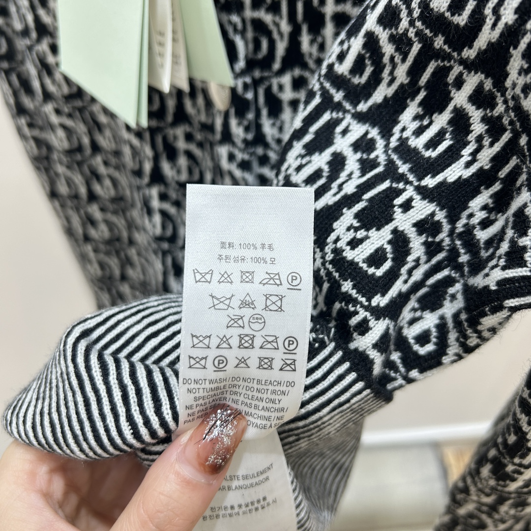 “Original Women’s Suit with ‘New Girl’ B-Word T-Shirts – Classic, Graceful, and Available in SML Sizes” - 图片 9