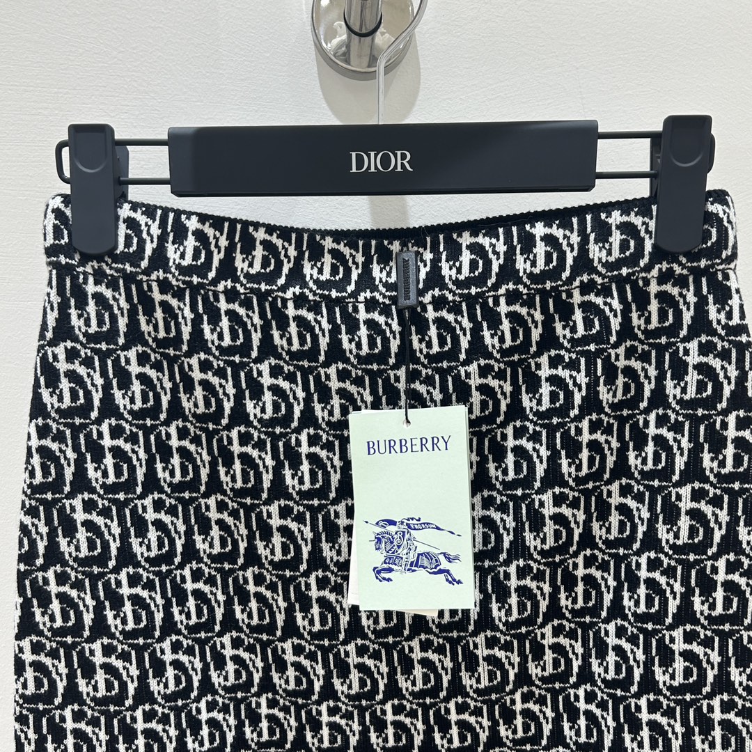 “Barborie B Semi-Dress: Elegant, High-Quality Black Design for Bad-Ass Girls” - 图片 4