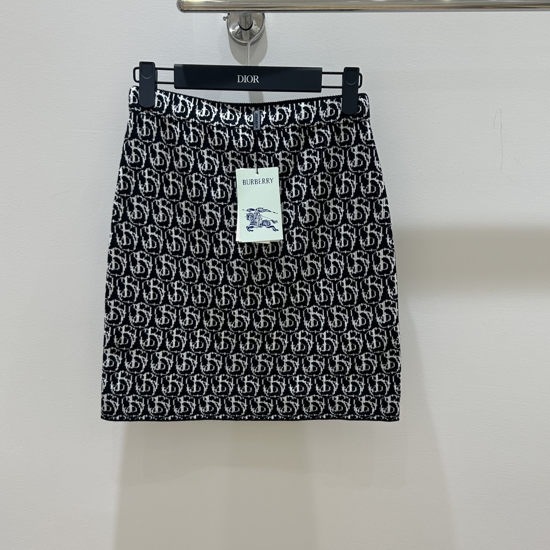“Barborie B Semi-Dress: Elegant, High-Quality Black Design for Bad-Ass Girls” - 图片 3