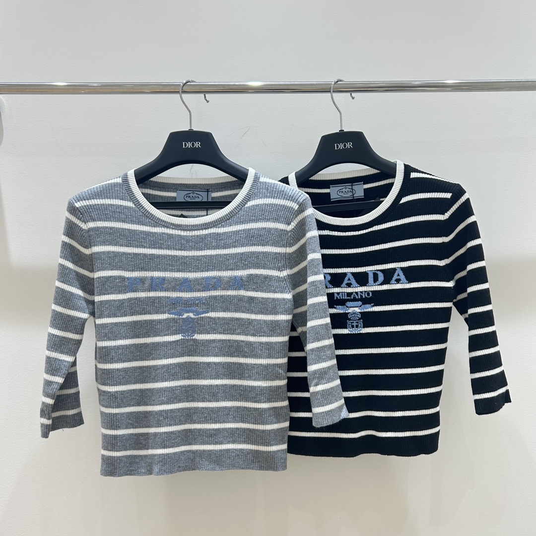 NO:749419,1759RADA&Prada [New Women's Clothing] Soft and comfortable knitted top, three-quarter sleeve design, classic striped letter logo, fashionable yet elegant, showing feminine charm. Three sizes and two colors available from stock,, prada, prada,198609091759RADA＆普拉达【女装新款】柔软舒适针织上衣,七分袖设计,经典条纹字母logo,时尚不失优雅,尽显女性魅力.三码两色 现货供应,,prada,prada,,Women's clothing