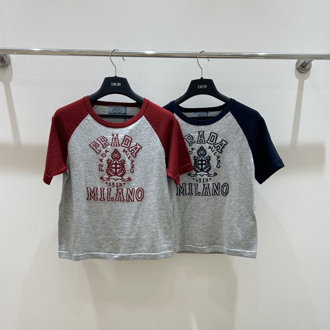 NO:313391,Pra Pu’s family!  Popular products!  Letter logo pattern on chest with jacquard contrasting color round neck short-sleeved sweater!  Complete three standards!  S/M/L, shipped in stock!  (M size bust 82 length 52), prada, prada, sweaters, T-shirt, alexander wang19860909Pra普家！爆款！胸前字母logo图案提花撞色圆领短袖毛衣！三标齐全！码数S/M/L,现货发！(M码胸围82衣长52),,prada,prada,sweaters,T-shirt,alexander wang,Women's clothing