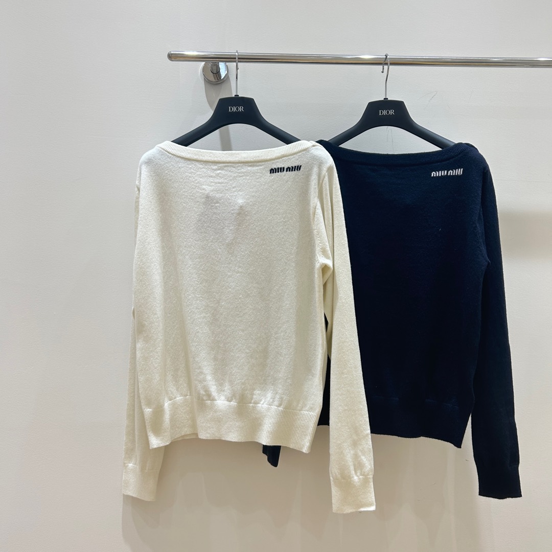 NO:306673,Miu Miu family!  It's so beautiful!  Neck letter logo pattern jacquard one-length collar collarbone long-sleeved sweater!  Complete three standards!  White and blue!  S/M/L, shipped in stock!  (M size bust 96 length 58), miumiu,sweaters,alexander wang19860909Miu缪家！美爆了！领口字母logo图案提花一字领锁骨长袖毛衣！三标齐全！白色蓝色！码数S/M/L,现货发！(M码胸围96衣长58),,miumiu,sweaters,alexander wang,Women's clothing