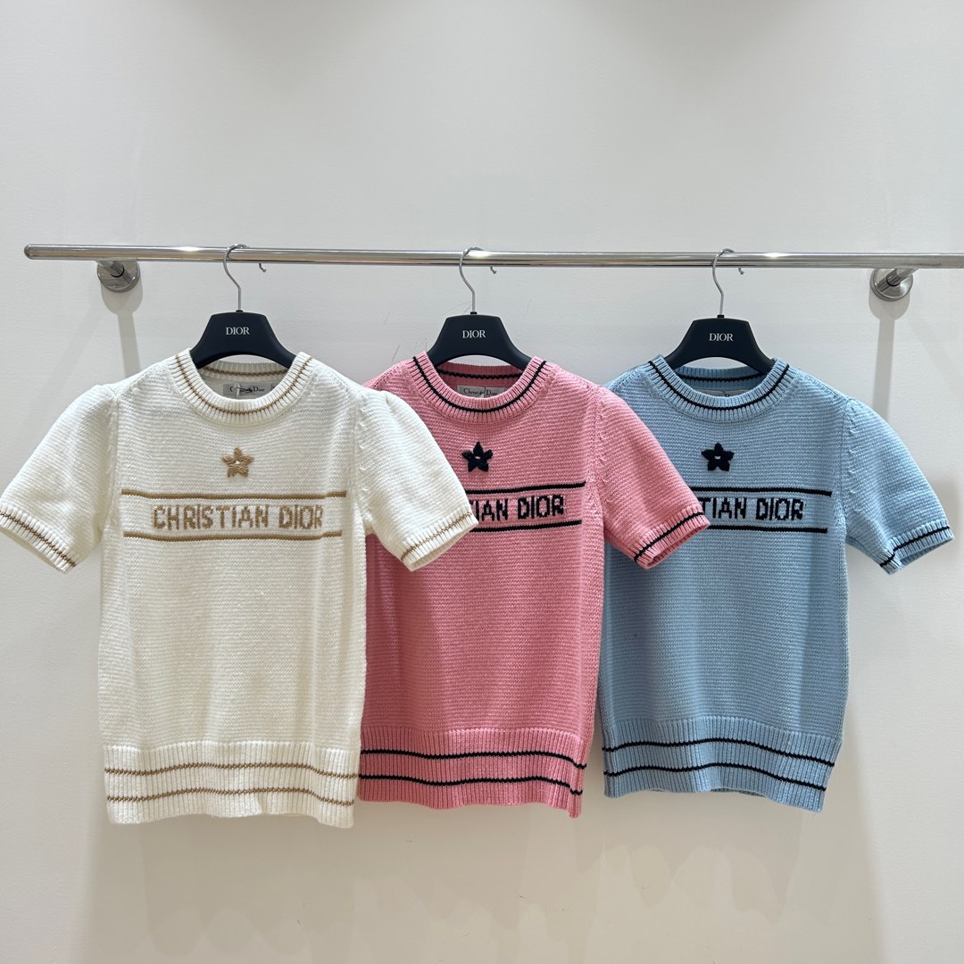 NO:307591,Dio* Home!  Special counter model!  Higher version!  Five-star letter logo pattern on chest with jacquard round neck puff sleeve short-sleeved sweater!  Complete three standards!  Three colors!  S/M/L, shipped in stock!  (Size S bust 86 garment length 56), Dior, sweaters, T-shirt, alexander wang19860909Dio*家！专柜款！高版本！胸前五星字母logo图案提花圆领泡泡袖短袖毛衣！三标齐全！三色！码数S/M/L,现货发！(S码胸围86衣长56),,dior,sweaters,T-shirt,alexander wang,Women's clothing