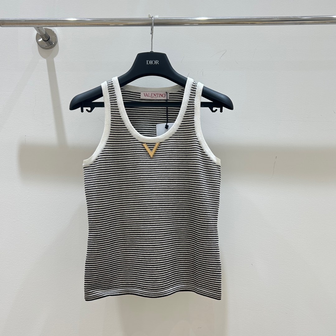 NO:309813,Valen's house!  Special counter model!  Chest V metal logo contrast striped knitted sleeveless vest top!  All three standards!  S/M/L, shipped in stock!  (Size S bust 78 garment length 53), valentino,valentino,alexander wang19860909Valen华伦家！专柜款！胸口V金属logo撞色条纹针织无袖背心上衣！三标全！码数S/M/L,现货发！(S码胸围78衣长53),,valentino,valentino,alexander wang,Women's clothing