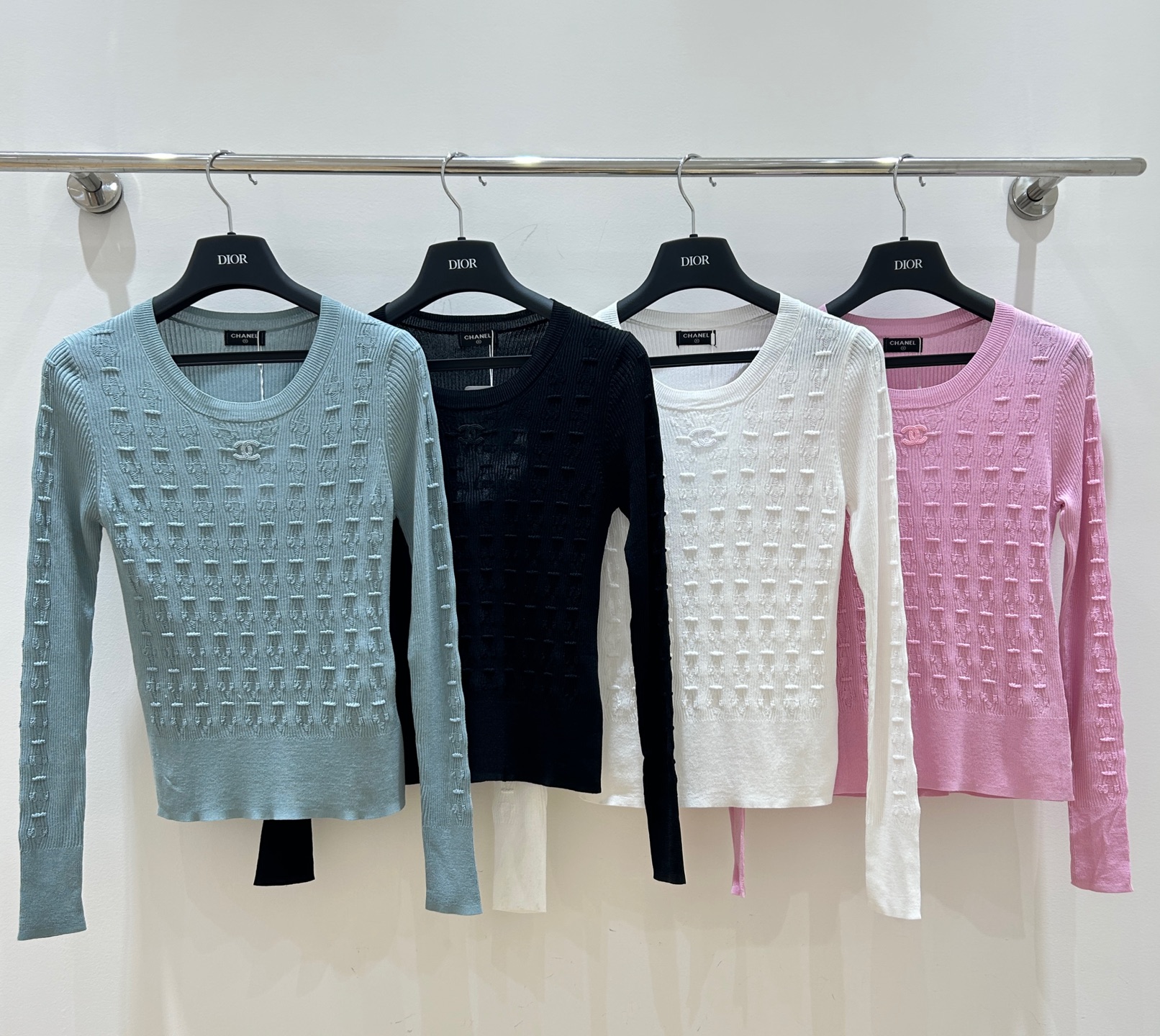 NO:314885,CC Xiaoxiang Home!  Special counter model!  Double C letter logo pattern round neck long sleeve knitted top!  Complete three standards!  Four colors!  S/M/L, shipped in stock!  (M size bust 70 length 53), chanel,alexander wang19860909CC小香家！专柜款！双C字母logo图案圆领长袖针织上衣！三标齐全！四色！码数S/M/L,现货发！(M码胸围70衣长53),,chanel,alexander wang,Women's clothing