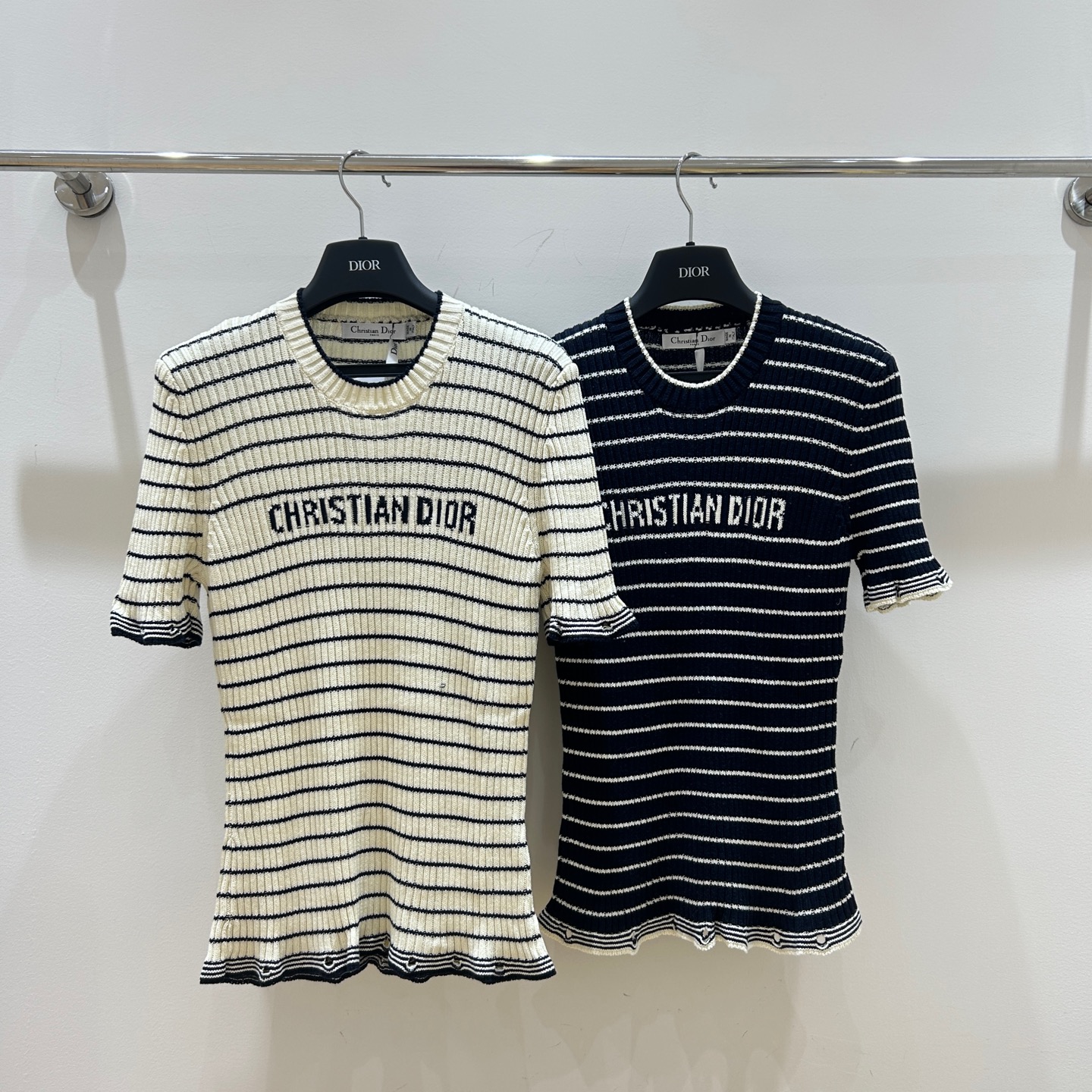 NO:306664,Dio* Di's home!  Special counter model!  Chest letter logo pattern jacquard hem hollow round neck striped short-sleeved top!  Complete three standards!  S/M/L, shipped in stock!  (M size bust 74 length 57), dior,dior,t-shirt,alexander wang19860909Dio*迪家！专柜款！胸口字母logo图案提花下摆镂空圆领条纹短袖上衣！三标齐全！码数S/M/L,现货发！(M码胸围74衣长57),,dior,dior,T-shirt,alexander wang,Women's clothing