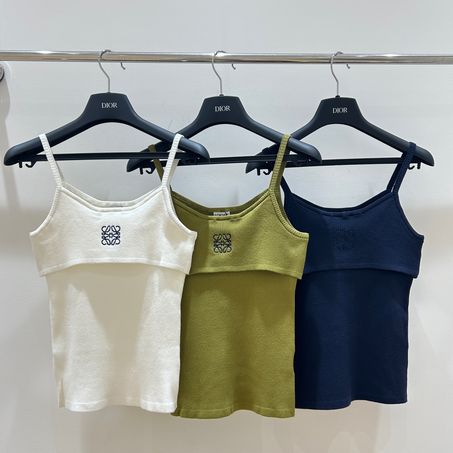 NO:306655,Loe Luo Yiwei!  Special counter model!  Chest embroidered logo logo pattern to make you look slim and suspender vest!  Complete three standards!  Three colors!  S/M/L, shipped in stock!  (M size bust 70 length 53), loewe,loewe,alexander wang19860909Loe罗意威！专柜款！胸口刺绣logo徽标图案显瘦吊带背心！三标齐全！三色！码数S/M/L,现货发！(M码胸围70衣长53),,loewe,loewe,alexander wang,Women's clothing