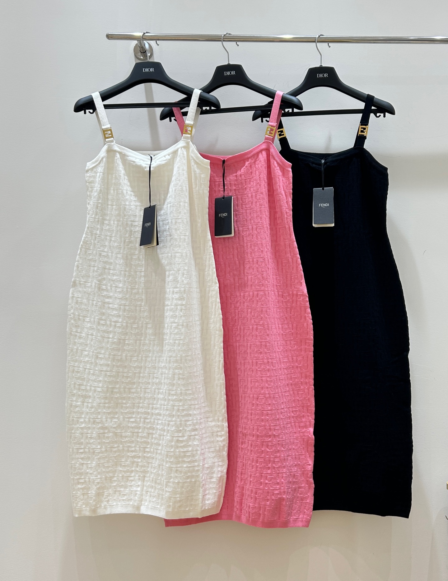 NO:311342,FF Home!  Higher version!  F letter logo pattern jacquard knitted suspender skirt, iconic shoulder strap buckle design, elegant and fashionable, showing feminine charm. The three standards are complete!  Three colors!  S/M/L, shipped in stock!  (M size bust 78 skirt length 107), fendi, skirts, alexander wang19860909FF家！高版本！F字母logo图案提花针织吊带裙,标志性肩带扣设计,优雅时尚,尽显女性魅力.三标齐全！三色！码数S/M/L,现货发！(M码胸围78裙长107),,fendi,skirts,alexander wang,Women's clothing