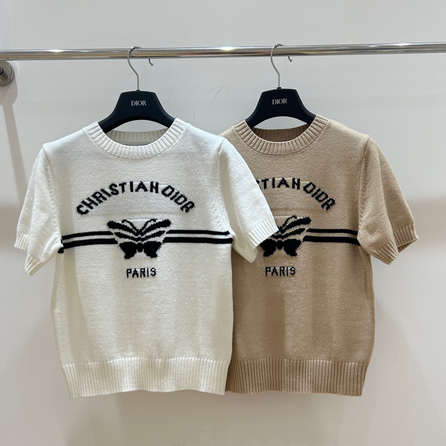 NO:311332,Dior round neck short sleeves, butterfly letter jacquard design, classic round neck commuting versatile, simple and fashionable, new favorite in summer!  Complete three standards!  S/M/L, shipped in stock!  (M size bust 88 length 53), dior,dior,t-shirt,alexander wang19860909迪奥Dior圆领短袖,蝴蝶字母提花设计,经典圆领通勤百搭,简约时尚,夏日新宠！三标齐全！码数S/M/L,现货发！(M码胸围88衣长53),,dior,dior,T-shirt,alexander wang,Women's clothing