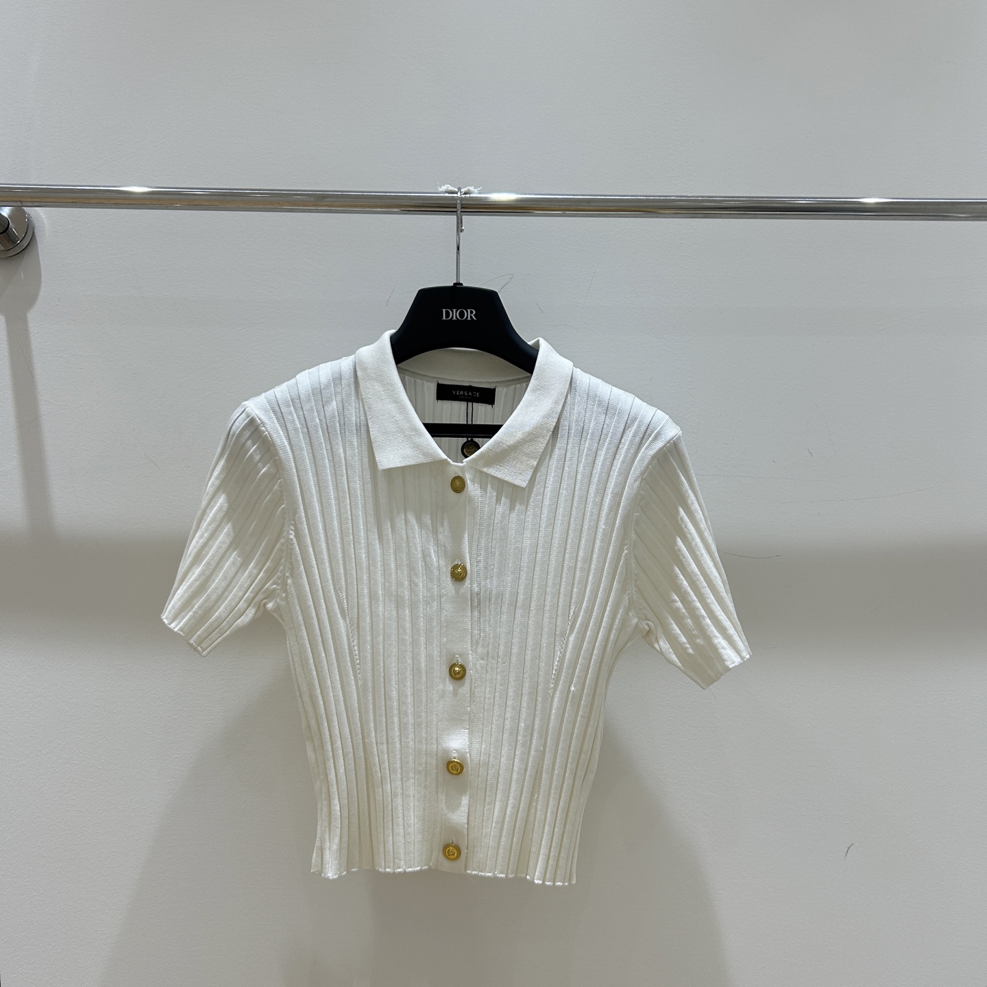 Graceful and Fashionable Women’s Suit with Van Schultzel Short Sleeves - 图片 3