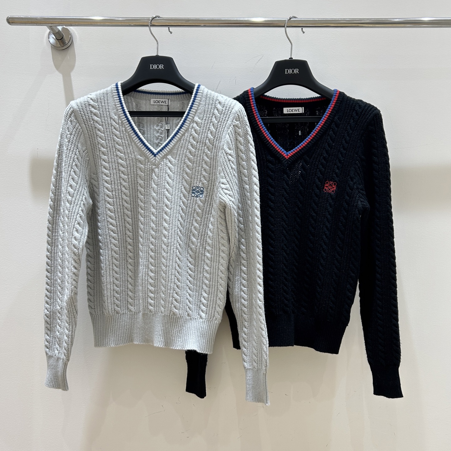 NO:306651,Loe Luo Yiwei!  Higher version!  Chest embroidered logo logo contrast color V-neck twist rope jacquard long-sleeved sweater!  Complete three standards!  S/M//L, shipped in stock!  (M size bust 82 length 54), loewe,loewe,sweaters,alexander wang19860909Loe罗意威！高版本！胸口刺绣logo徽标撞色V领扭绳提花长袖毛衣！三标齐全！码数S/M//L,现货发！(M码胸围82衣长54),,loewe,loewe,sweaters,alexander wang,Women's clothing