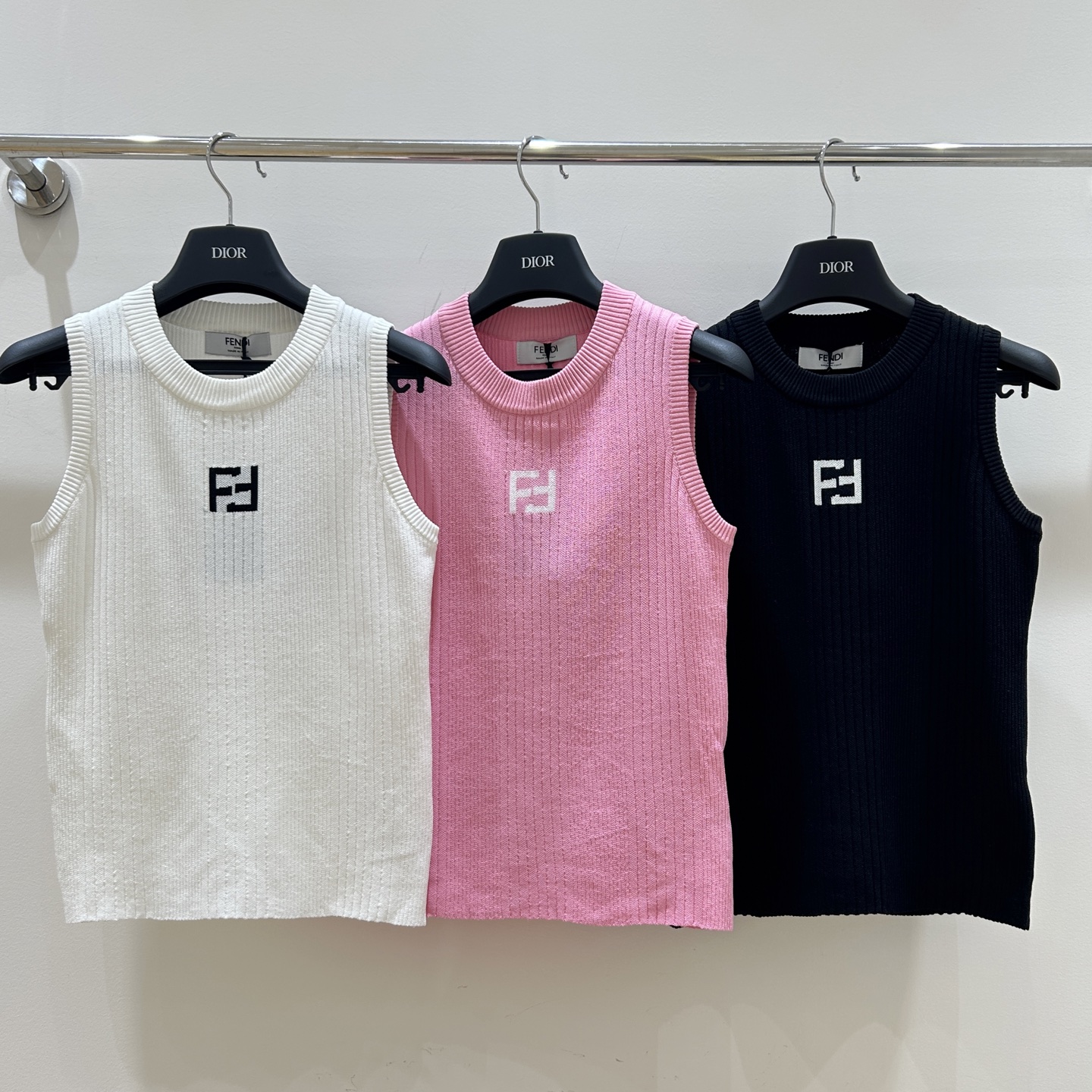 NO:307602,FF Home!  Higher version!  Double F letter logo pattern jacquard sleeveless round neck knitted vest on chest!  Excellent quality!  Complete three standards!  Three colors!  S/M/L, shipped in stock!  (M size bust 74 garment length 54), fendi,alexander wang19860909FF家！高版本！胸前双F字母logo图案提花无袖圆领针织背心！质量超赞！三标齐全！三色！码数S/M/L,现货发！(M码胸围74衣长54),,fendi,alexander wang,Women's clothing
