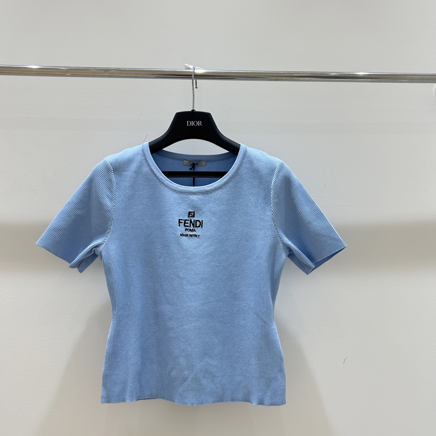 Fendi’s New Classic Embroidered Women’s Suit with Short-Sleeve Shirts Available for Immediate Delivery - 图片 4