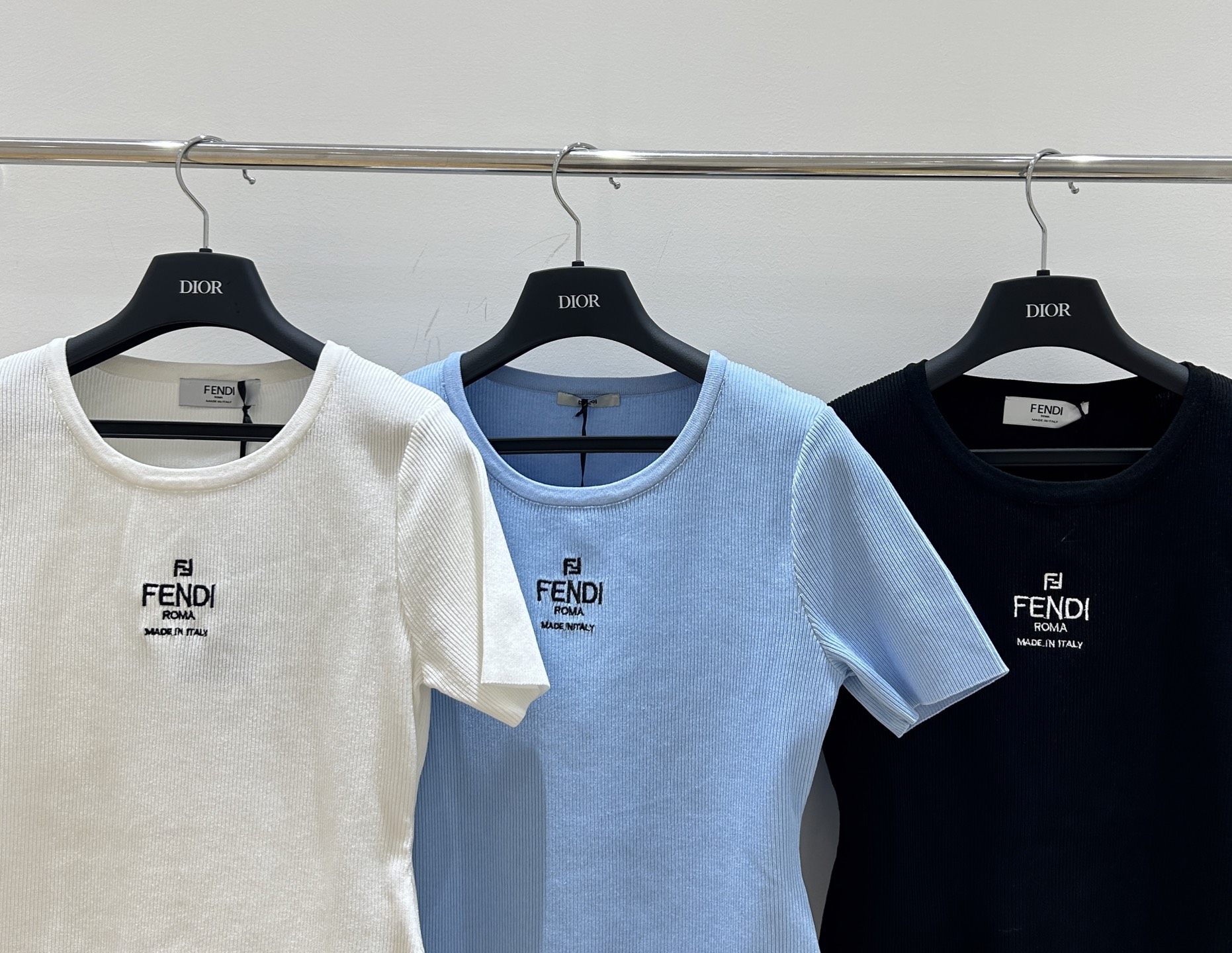 Fendi’s New Classic Embroidered Women’s Suit with Short-Sleeve Shirts Available for Immediate Delivery - 图片 6