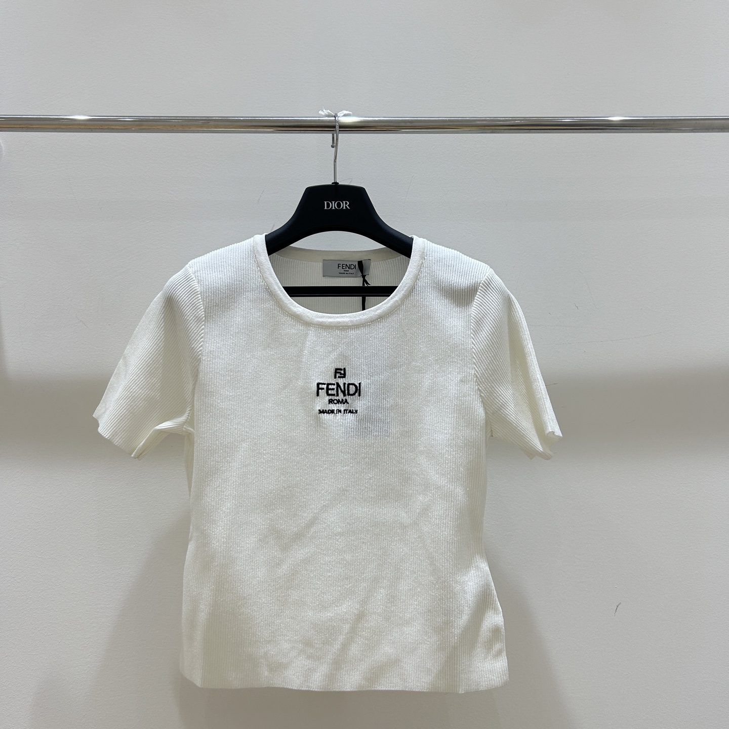 Fendi’s New Classic Embroidered Women’s Suit with Short-Sleeve Shirts Available for Immediate Delivery - 图片 3