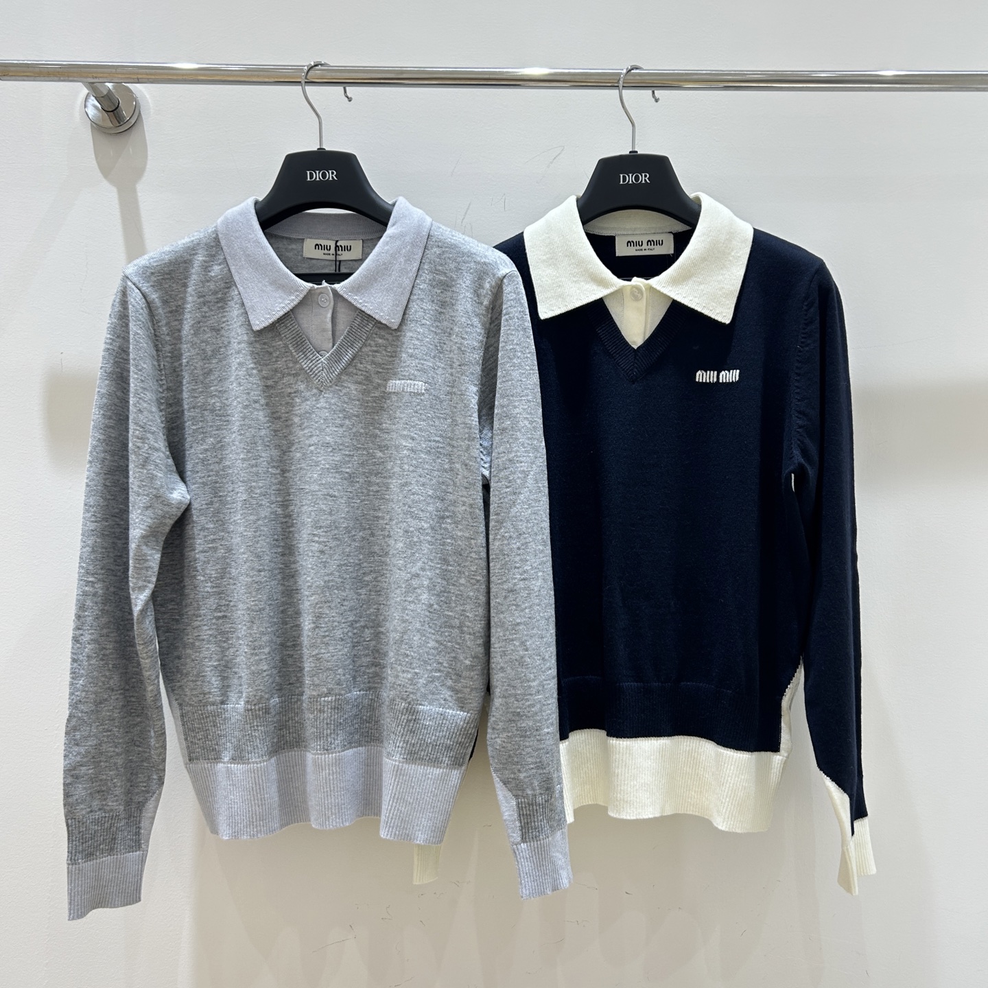 NO:309784,Miu Miu family!  Special counter model!  Chest letter logo pattern jacquard contrasting lapel fake two-piece long-sleeved sweater!  Complete three standards!  Two colors!  S/M/L, shipped in stock!  (M size bust 96 length 58), miumiu,sweaters,alexander wang19860909Miu缪家！专柜款！胸口字母logo图案提花撞色翻领假两件长袖毛衣！三标齐全！两色！码数S/M/L,现货发！(M码胸围96衣长58),,miumiu,sweaters,alexander wang,Women's clothing