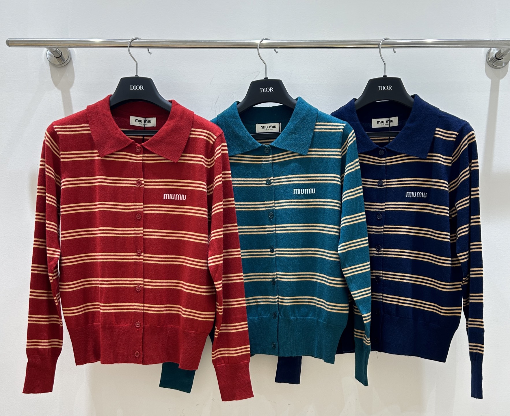 NO:569585,Women's new favorite, MIUMIU striped cardigan, elegant lapel design, eye-catching letter jacquard details, easy to wear fashion sense, spring must-have item!  'Three codes and three colors available from stock,,miumiu,alexander wang19860909女装新宠,MIUMIU间色条纹开衫,翻领设计优雅,字母提花细节吸睛,轻松穿出时尚感,春日必备单品！'三码三色 现货供应,,miumiu,alexander wang,Women's clothing