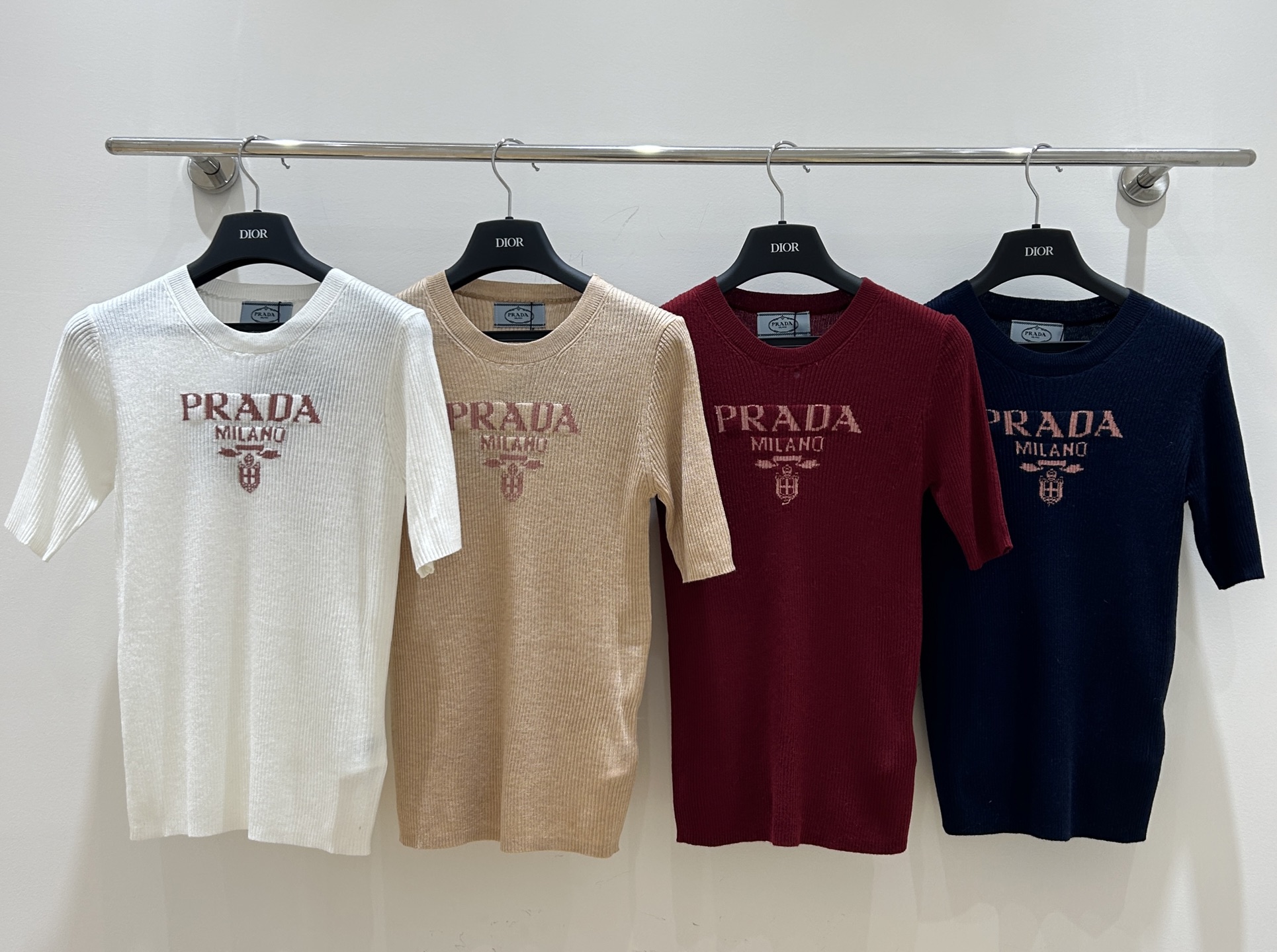 NO:309822,Pra Pu’s family!  Special counter model!  Letter logo pattern on chest jacquard round neck short-sleeved knitted top!  Complete three standards!  S/M/L, shipped in stock!  (M size bust 74 length 59), prada, prada, T-shirt, alexander wang19860909Pra普家！专柜款！胸前字母logo图案提花圆领短袖针织上衣！三标齐全！码数S/M/L,现货发！(M码胸围74衣长59),,prada,prada,T-shirt,alexander wang,Women's clothing