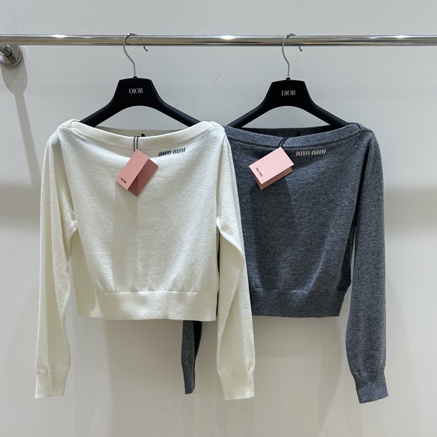 NO:309796,Miu Miu family!  Special counter model! 领口字母logo图案提花性感一字肩设计长袖短款套头毛衣！  Complete three standards!  Two colors!  S/M/L, shipped in stock!  (M码胸围88衣长40),,miumiu,sweaters,alexander wang19860909Miu缪家！专柜款！领口字母logo图案提花性感一字肩设计长袖短款套头毛衣！三标齐全！两色！码数S/M/L,现货发！(M码胸围88衣长40),,miumiu,sweaters,alexander wang,Women's clothing