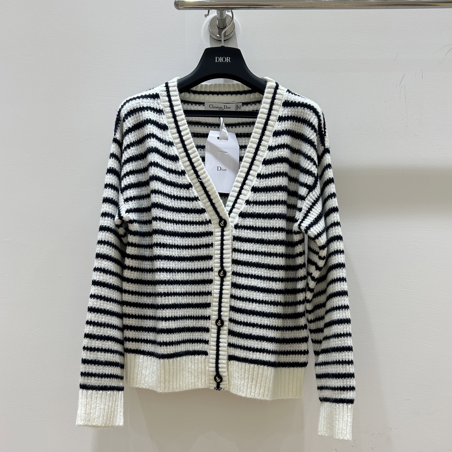 NO:311327,Dior Dior!  Special counter model!  Custom anchor button V-neck cardigan striped long-sleeved sweater!  Complete three standards!  S/M/L, shipped in stock!  (M size bust 100 garment length 58), dior, dior, sweaters, alexander wang19860909Dior迪奥！专柜款！定制船锚纽扣V领开衫条纹长袖毛衣！三标齐全！码数S/M/L,现货发！(M码胸围100衣长58),,dior,dior,sweaters,alexander wang,Women's clothing