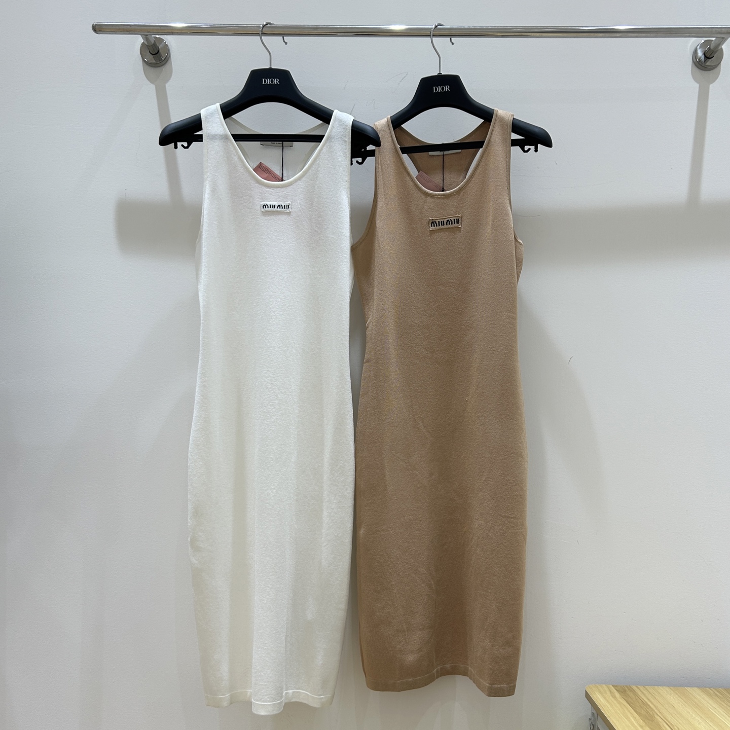 NO:312880,Miu Miu family!  Chest letter logo pattern logo sleeveless vest dress!  Super slim!  Complete three standards!  Two colors!  S/M/L, shipped in stock!  (M size bust 76 skirt length 101), miumiu, skirts, alexander wang19860909Miu缪家！胸口字母logo图案徽标无袖背心连衣裙！超级显瘦！三标齐全！两色！码数S/M/L,现货发！(M码胸围76裙长101),,miumiu,skirts,alexander wang,Women's clothing