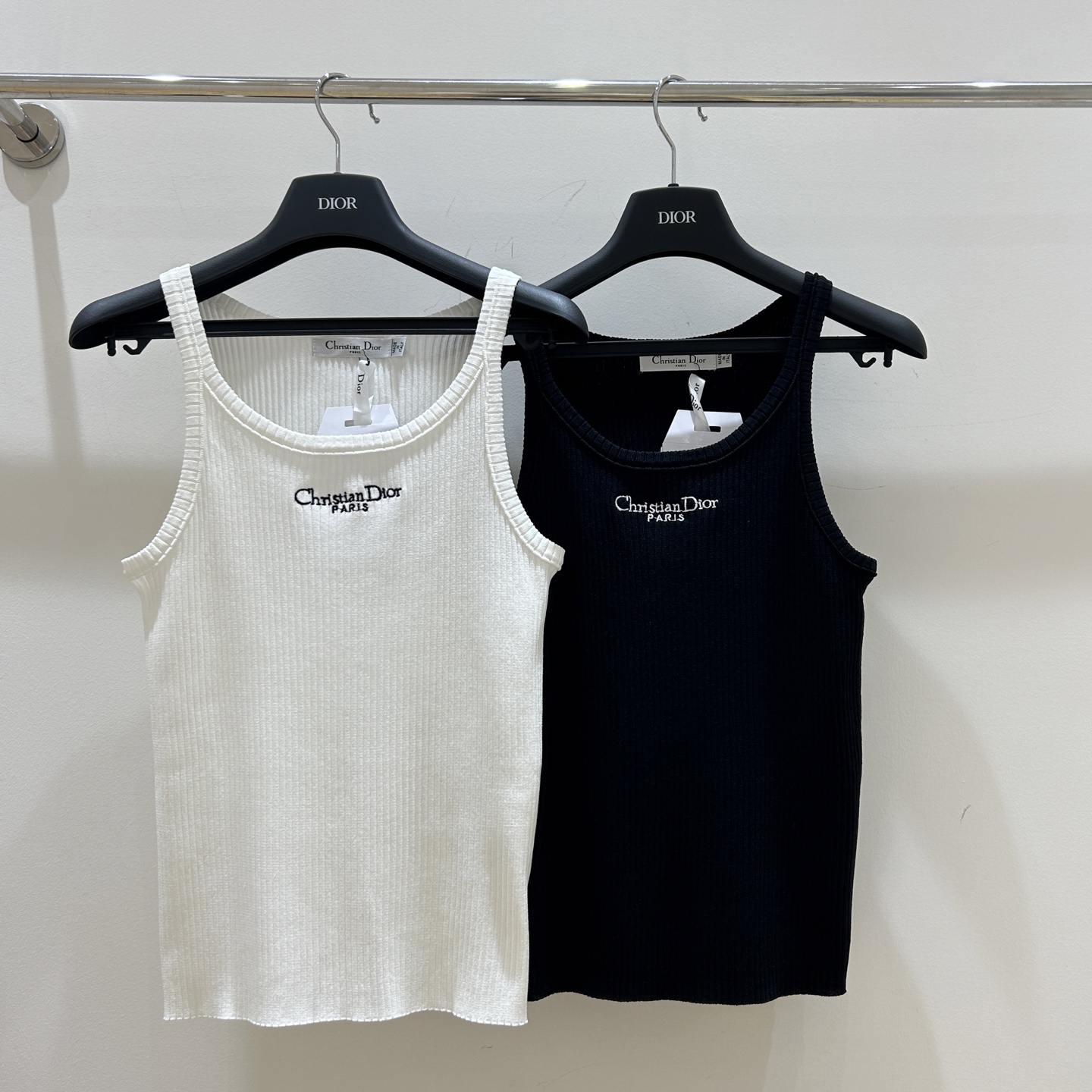 NO:312895,Dio* Di's home!  Special counter model!  Chest embroidered letter logo pattern knitted suspender vest!  Complete three standards!  Black and white!  S/M/L, shipped in stock!  (M size bust 66 length 54), dior, dior, alexander wang19860909Dio*迪家！专柜款！胸口刺绣字母logo图案针织吊带背心！三标齐全！黑色白色！码数S/M/L,现货发！(M码胸围66衣长54),,dior,dior,alexander wang,Women's clothing