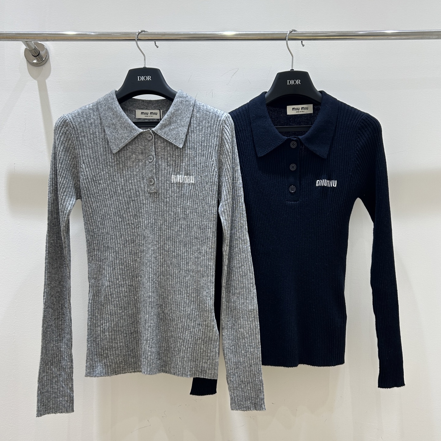 NO:312883,Miu Miu family!  Higher version!  Customized shell button chest letter logo pattern jacquard lapel slim long-sleeved top!  Complete three standards!  Two colors!  S/M/L, shipped in stock!  (M size bust 66 length 57), miumiu, alexander wang19860909Miu缪家！高版本！定制贝壳纽扣胸口字母logo图案提花翻领修身长袖上衣！三标齐全！两色！码数S/M/L,现货发！(M码胸围66衣长57),,miumiu,alexander wang,Women's clothing