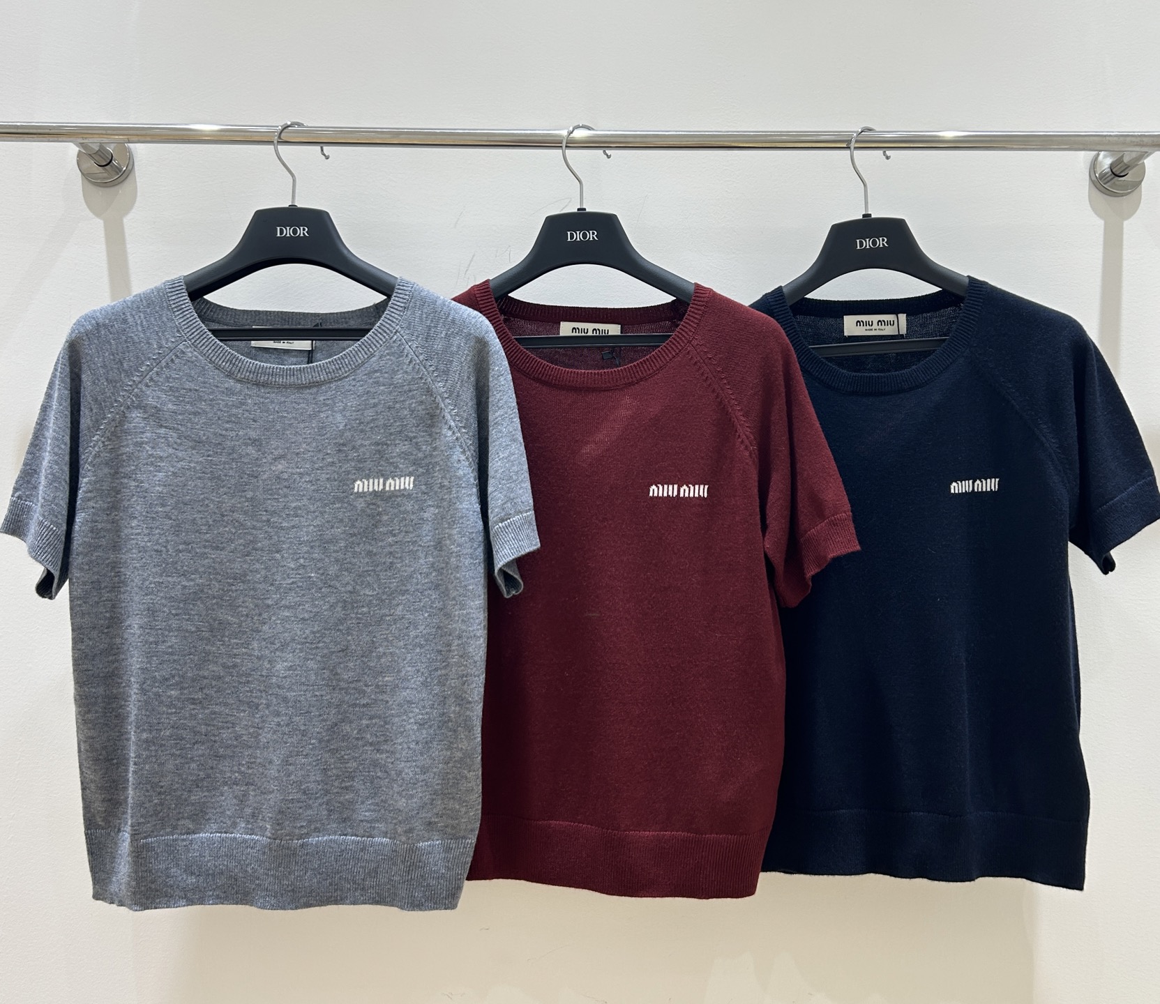 NO:312886,Miu Miu family!  Special counter model!  Chest letter logo pattern jacquard round neck short-sleeved sweater!  Complete three standards!  Three colors!  S/M/L, shipped in stock!  (M size bust 86 length 55), miumiu,sweaters,T-shirt,alexander wang19860909Miu缪家！专柜款！胸口字母logo图案提花圆领短袖毛衣！三标齐全！三色！码数S/M/L,现货发！(M码胸围86衣长55),,miumiu,sweaters,T-shirt,alexander wang,Women's clothing