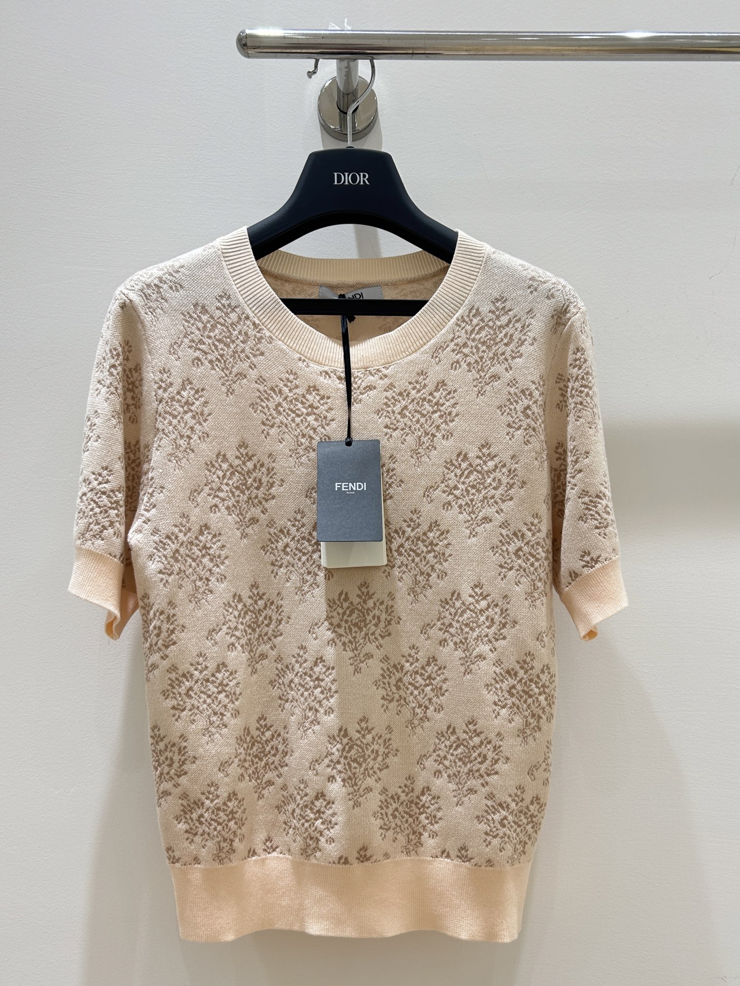 NO:312889,FF Home!  Special counter model!  Flower pattern jacquard round neck short-sleeved knit top!  Complete three standards!  S/M/L, shipped in stock!  (M size bust 86 length 58), fendi, T-shirt, alexander wang19860909FF家！专柜款！花朵图案提花圆领短袖针织上衣！三标齐全！码数S/M/L,现货发！(M码胸围86衣长58),,fendi,T-shirt,alexander wang,Women's clothing