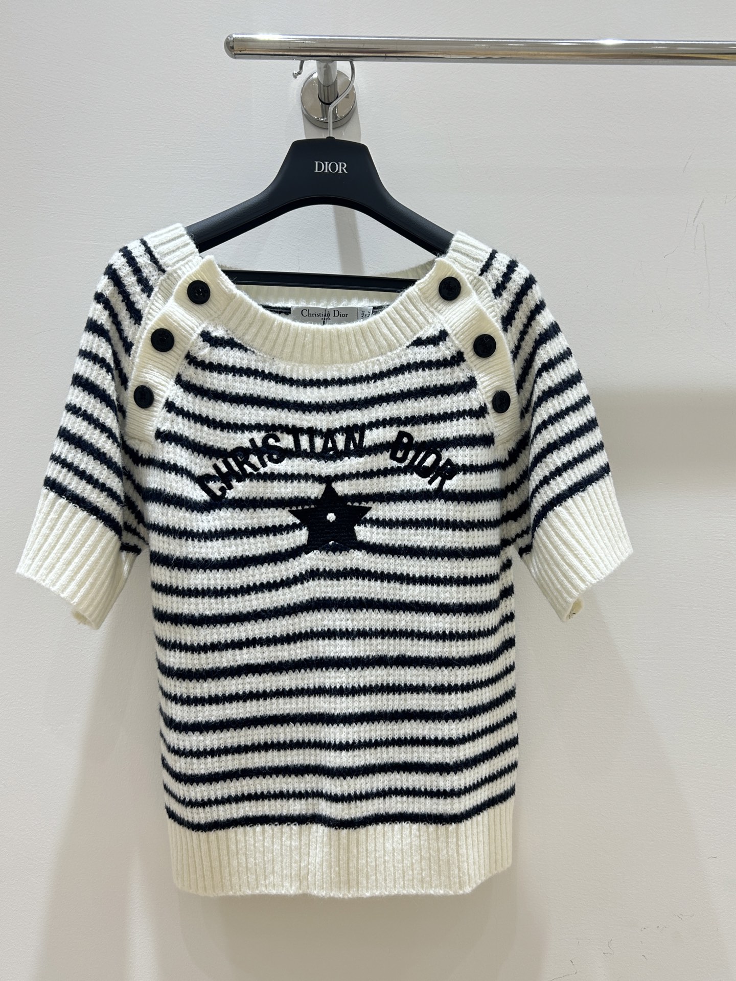 NO:312892,Dio* Di's home!  Special counter model!  Embroidered letter logo on chest with five-star pattern striped short-sleeved top!  Complete three standards!  S/M/L, shipped in stock!  (M size bust 92 length 57), dior,dior,t-shirt,alexander wang19860909Dio*迪家！专柜款！胸前刺绣字母logo五星图案条纹短袖上衣！三标齐全！码数S/M/L,现货发！(M码胸围92衣长57),,dior,dior,T-shirt,alexander wang,Women's clothing