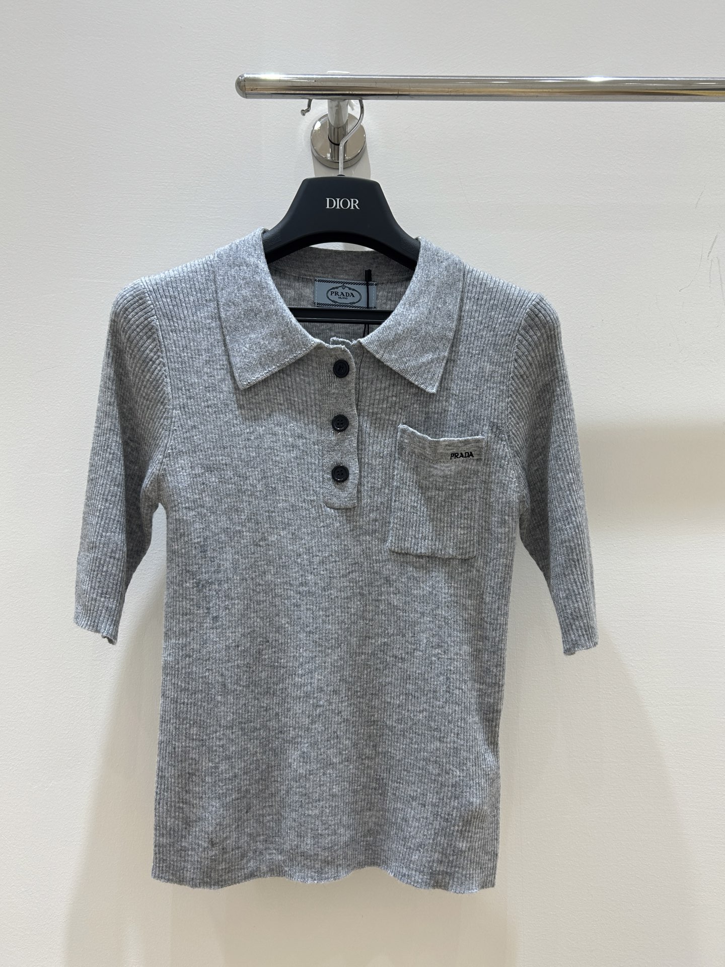 NO:320488,Pra Pu’s family!  New early autumn style!  Special counter model!  Pocket embroidered letter logo lapel thin gray top!  Complete three standards!  S/M/L, shipped in stock!  (M size bust 74 length 51), prada, prada, alexander wang19860909Pra普家！早秋新款！专柜款！口袋刺绣字母logo翻领薄款灰色上衣！三标齐全！码数S/M/L,现货发！(M码胸围74衣长51),,prada,prada,alexander wang,Women's clothing