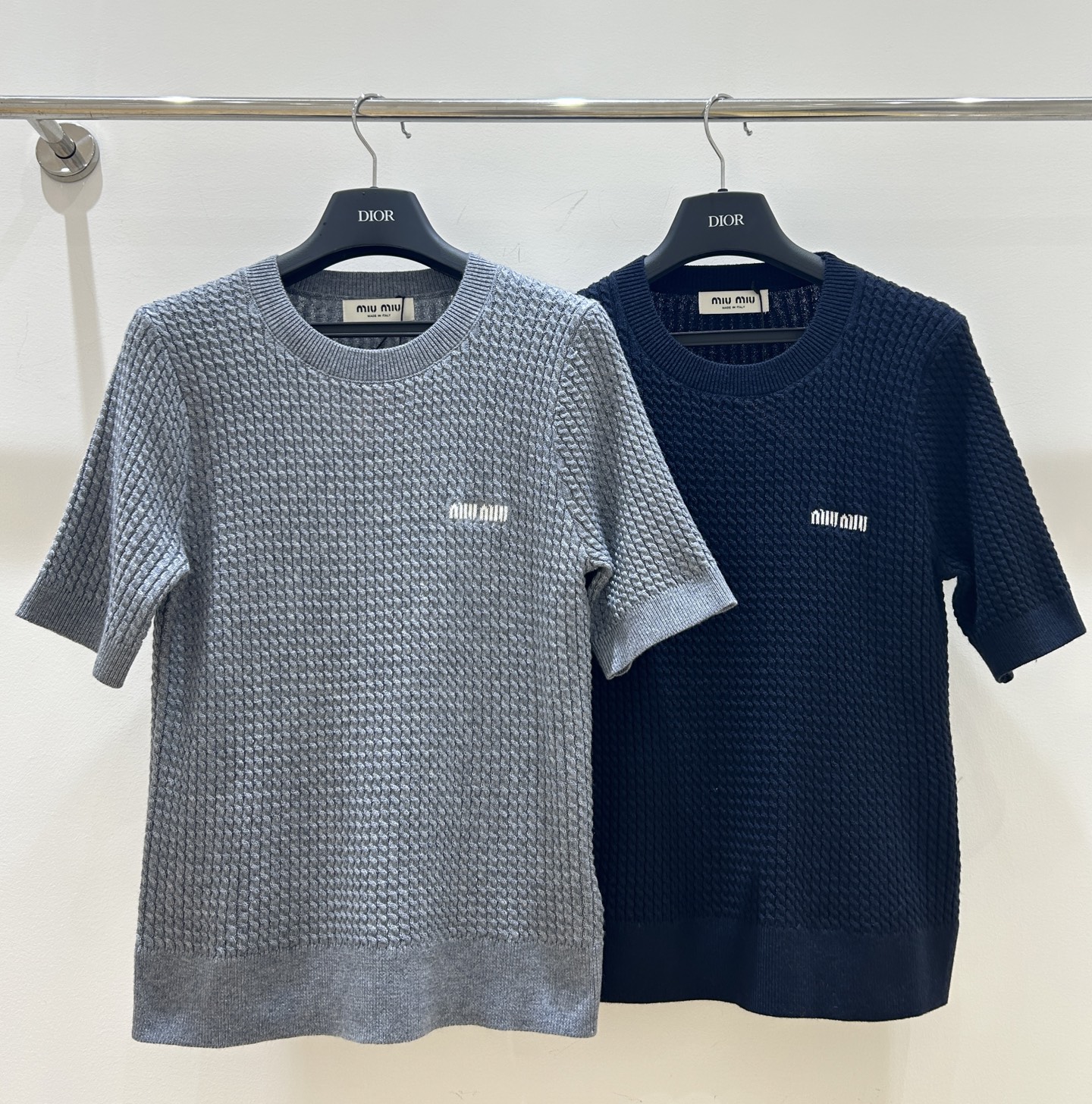 NO:322324,Miu Miu family!  Higher version!  Chest letter logo pattern jacquard round neck twisted short-sleeved knitted top!  Complete three standards!  Two colors!  S/M/L, shipped in stock!  (M size bust 82 length 56), miumiu, T-shirt, alexander wang19860909Miu缪家！高版本！胸口字母logo图案提花圆领扭麻花短袖针织上衣！三标齐全！两色！码数S/M/L,现货发！(M码胸围82衣长56),,miumiu,T-shirt,alexander wang,Women's clothing