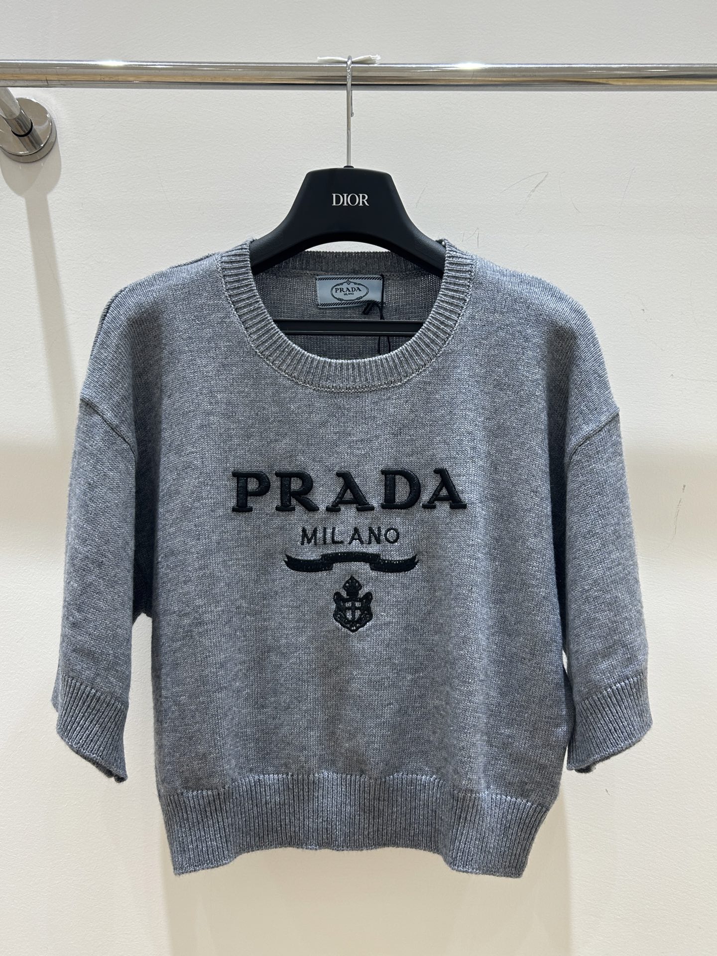 NO:322327,Pra Pu’s family!  Special counter model!  Embroidered three-dimensional letter logo pattern with round neck grey short-sleeved top on the chest!  Complete three standards!  S/M/L, shipped in stock!  (M size bust 98 length 47), prada, prada, T-shirt, alexander wang19860909Pra普家！专柜款！胸前刺绣立体字母logo图案圆领灰色短袖上衣！三标齐全！码数S/M/L,现货发！(M码胸围98衣长47),,prada,prada,T-shirt,alexander wang,Women's clothing