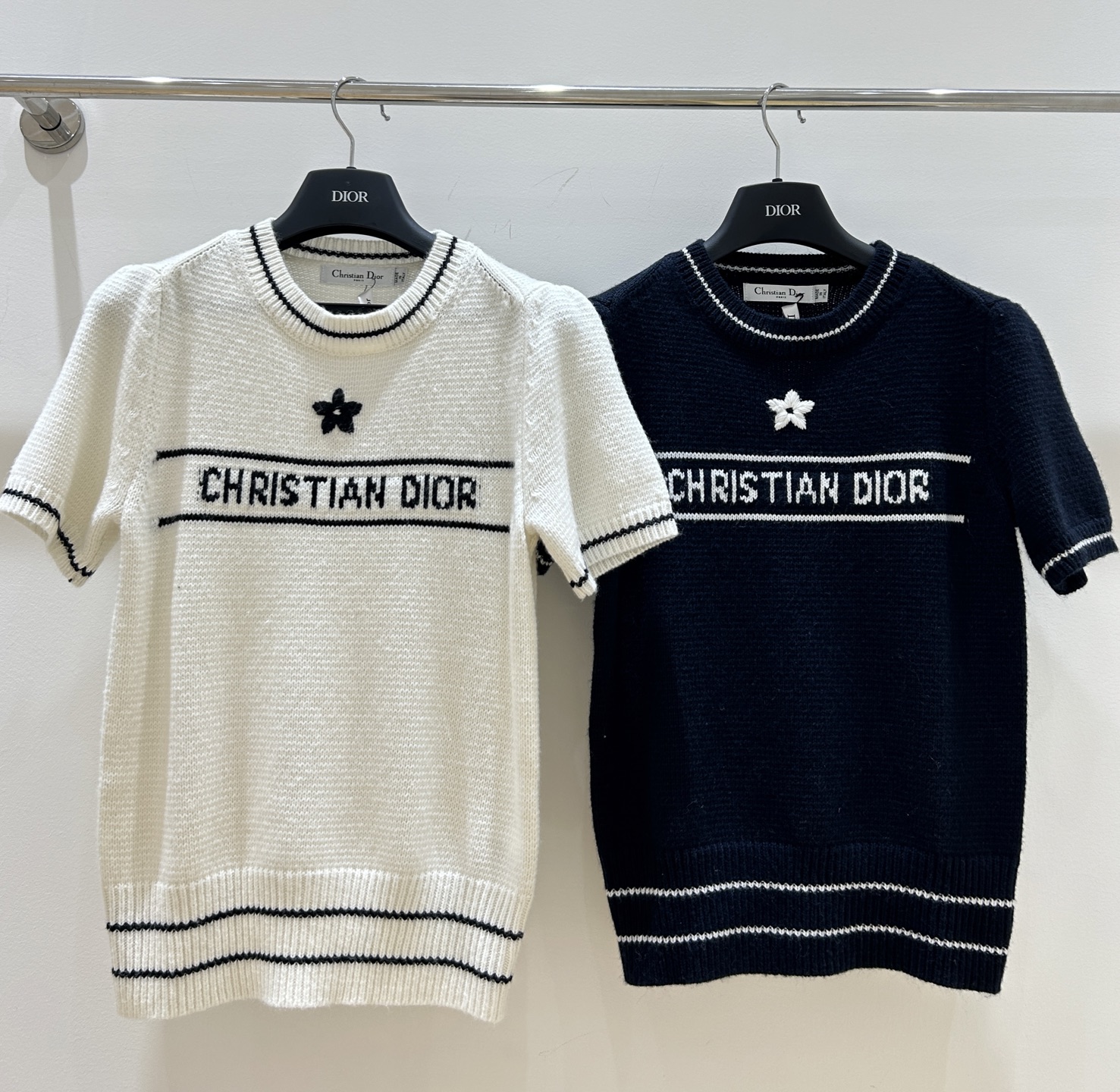 NO:322339,Dio* Di's home!  Special counter model!  Embroidered five-star letter logo pattern with jacquard puff sleeves round neck short short sleeve top!  Complete three standards!  S/M/L, shipped in stock!  (M size bust 88 length 53), dior,dior,t-shirt,alexander wang19860909Dio*迪家！专柜款！胸前刺绣五星字母logo图案提花泡泡袖圆领短款短袖上衣！三标齐全！码数S/M/L,现货发！(M码胸围88衣长53),,dior,dior,T-shirt,alexander wang,Women's clothing