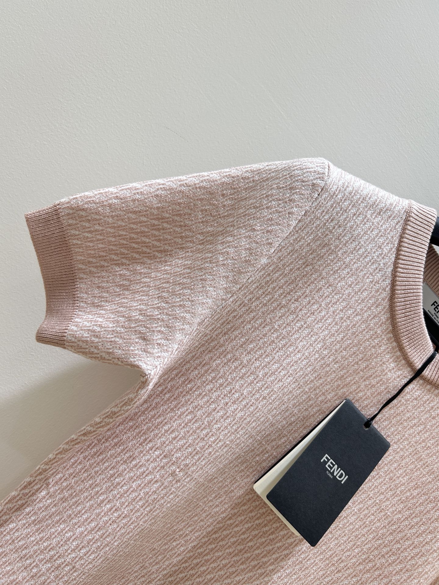Original Ferocious Women’s Suit with Simplistic Fendi Letter and Rounded Sleeve: Classic, Air-Comfort, Spring/Summer Versatility - 图片 5