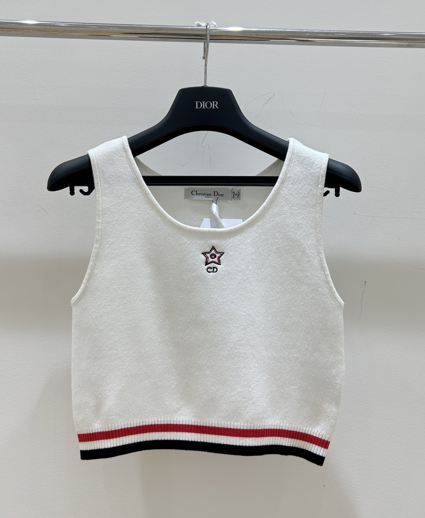 NO:322333,Dio* Di's home!  Higher version!  Chest embroidered five-star letter logo pattern contrasting sleeveless short vest!  Complete three standards!  S/M/L, shipped in stock!  (M size bust 72 length 39), dior, dior, alexander wang19860909Dio*迪家！高版本！胸口刺绣五星字母logo图案撞色无袖短款背心！三标齐全！码数S/M/L,现货发！(M码胸围72衣长39),,dior,dior,alexander wang,Women's clothing