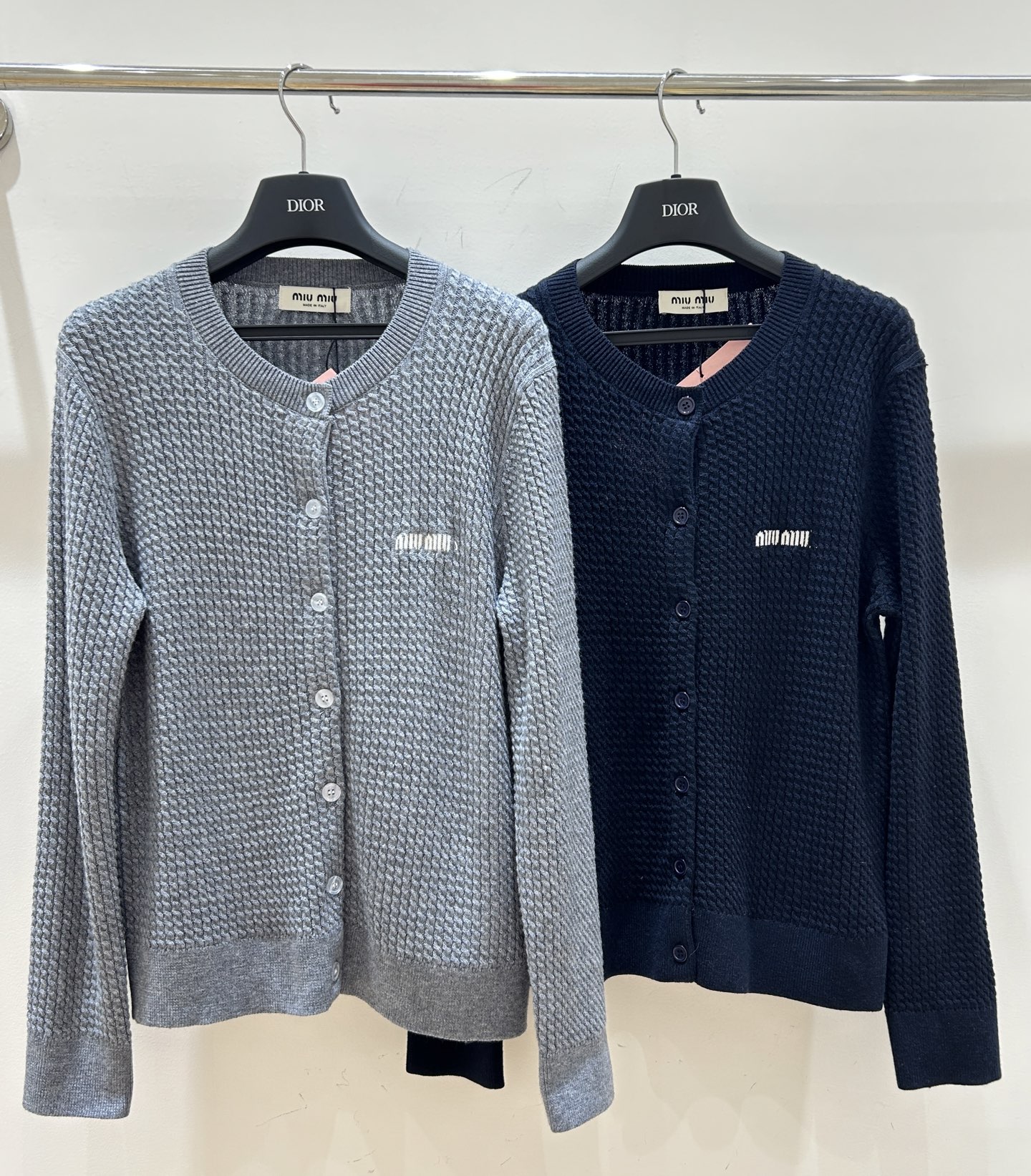 NO:322345,Miu Miu family!  Special counter model!  Chest letter logo pattern jacquard round neck twisted rope long sleeve cardigan!  Complete three standards!  S/M/L, shipped in stock!  (M size bust 94 garment length 58), miumiu, alexander wang19860909Miu缪家！专柜款！胸口字母logo图案提花圆领麻花扭绳长袖开衫！三标齐全！码数S/M/L,现货发！(M码胸围94衣长58),,miumiu,alexander wang,Women's clothing