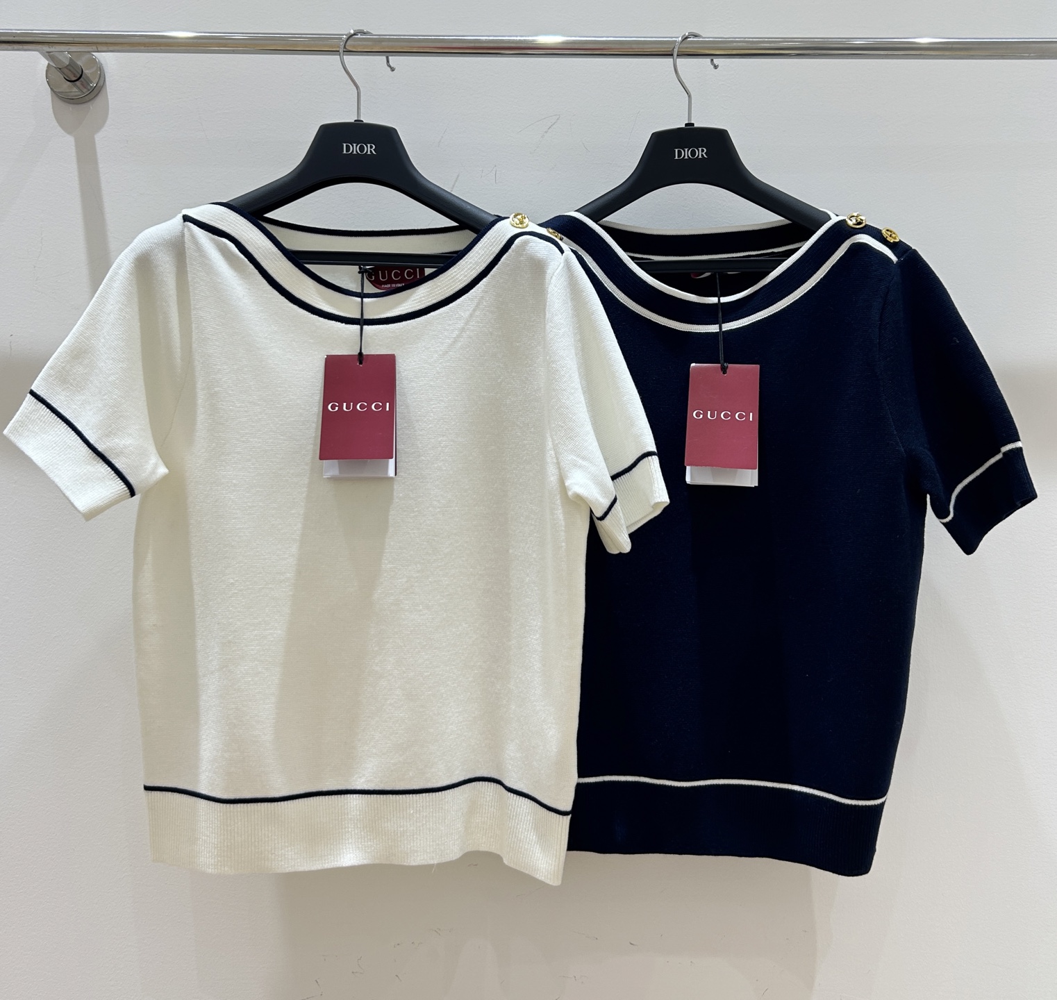 NO:326107,GG Home!  Special counter model!  Customized double G letter logo buttons on the shoulders with one-length contrasting color knitted short-sleeved top!  Complete three standards!  Two colors!  S/M/L, shipped in stock!  (M size bust 94 length 57), gucci, T-shirt, alexander wang19860909GG家！专柜款！肩部定制双G字母logo纽扣一字领撞色针织短袖上衣！三标齐全！两色！码数S/M/L,现货发！(M码胸围94衣长57),,gucci,T-shirt,alexander wang,Women's clothing