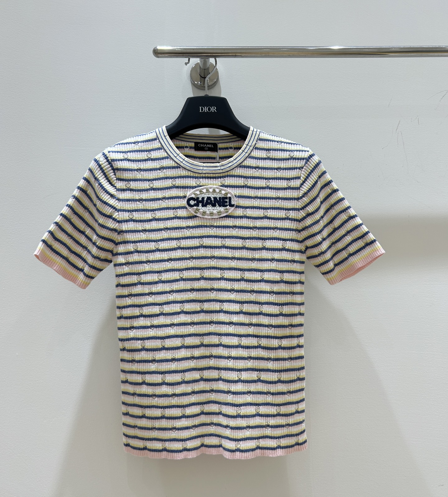 NO:326113,CC Xiaoxiang Home!  Special counter model!  Embroidered letters logo pattern badge round neck short sleeve colorful striped top!  Complete three standards!  S/M/L, shipped in stock!  (M size bust 68 length 54), chanel, T-shirt, alexander wang19860909CC小香家！专柜款！胸前刺绣字母logo图案徽章圆领短袖彩色条纹上衣！三标齐全！码数S/M/L,现货发！(M码胸围68衣长54),,chanel,T-shirt,alexander wang,Women's clothing