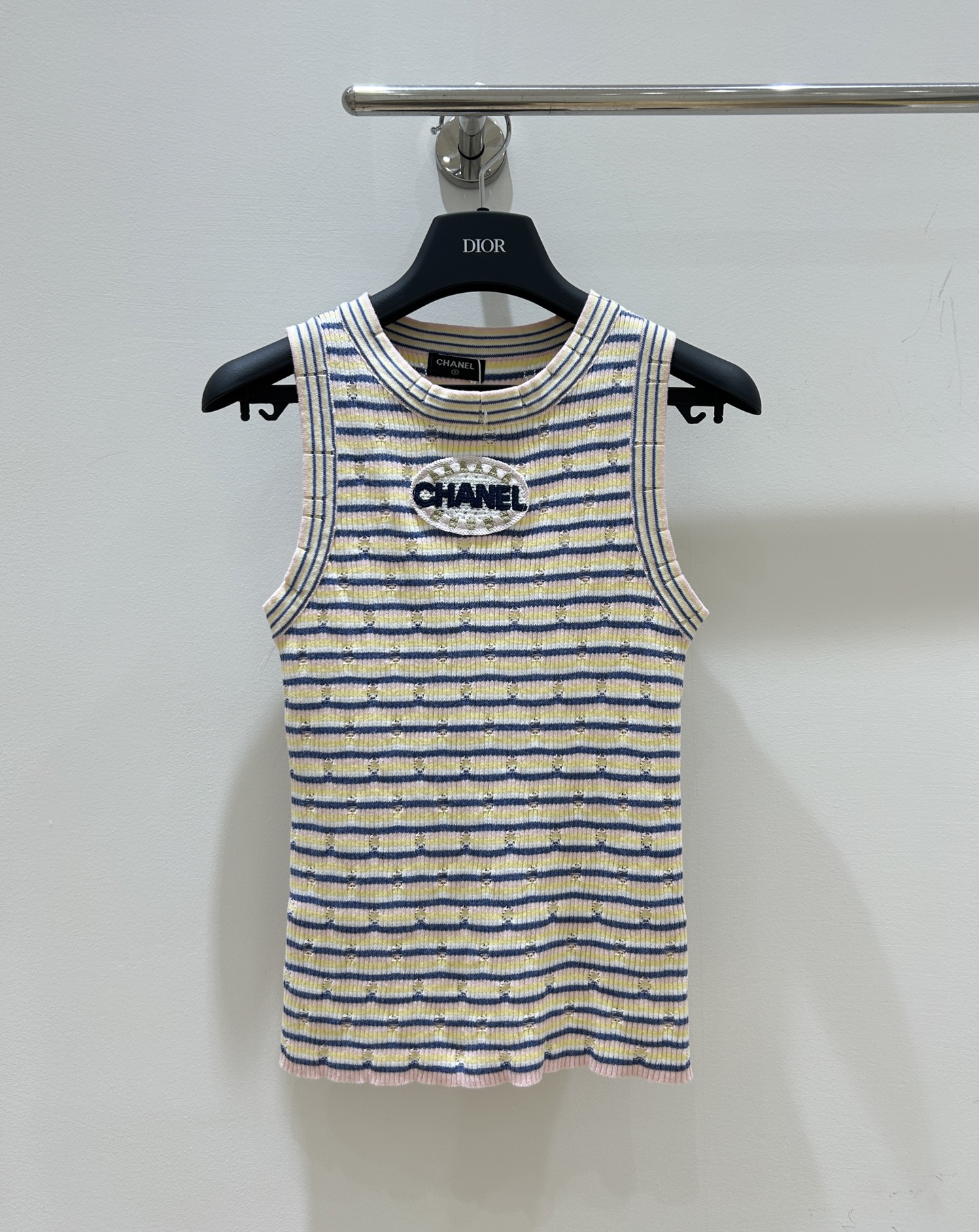 NO:326116,CC Xiaoxiang Home!  Special counter model!  Embroidered letter logo badge round neck sleeveless colorful striped vest!  Complete three standards!  S/M/L, shipped in stock!  (M size bust 62 length 55), chanel,alexander wang19860909CC小香家！专柜款！胸前刺绣字母logo徽章圆领无袖彩色条纹背心！三标齐全！码数S/M/L,现货发！(M码胸围62衣长55),,chanel,alexander wang,Women's clothing