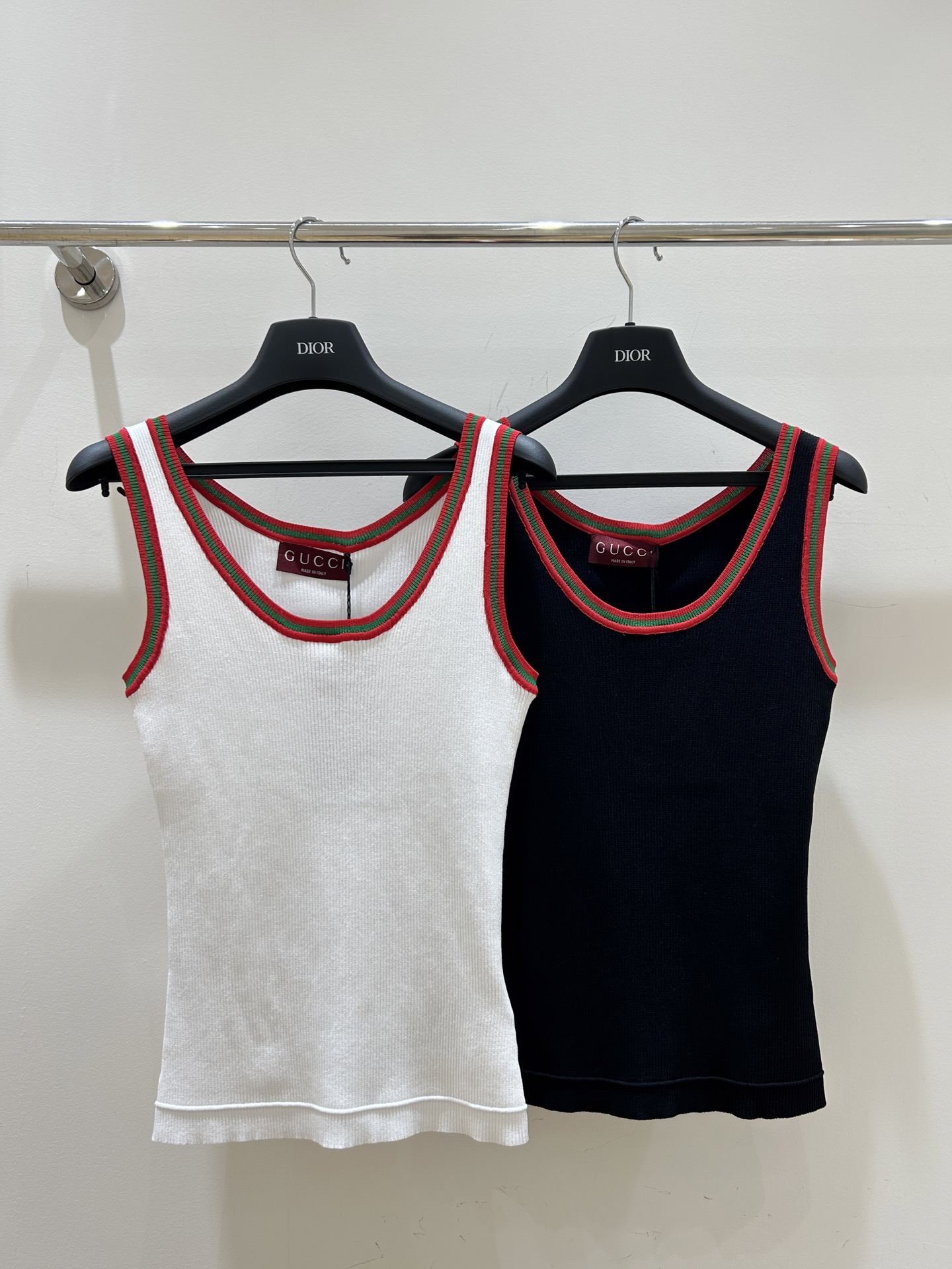 NO:326135,GG Home!  Special counter model!  Neck embroidered letter logo pattern red and green contrasting sleeveless knitted vest!  Complete three standards!  S/M/L, shipped in stock!  (M size bust 68 garment length 58), gucci,alexander wang19860909GG家！专柜款！领口刺绣字母logo图案红绿撞色无袖针织背心！三标齐全！码数S/M/L,现货发！(M码胸围68衣长58),,gucci,alexander wang,Women's clothing