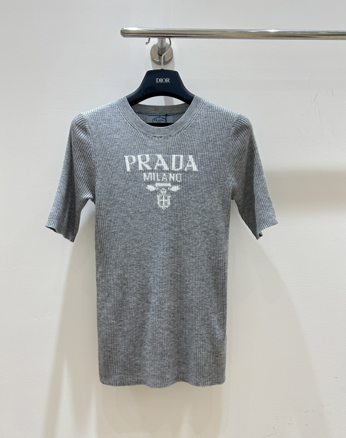 NO:326122,Pra Pu’s family!  Special counter model!  Letter logo pattern on the chest, jacquard round neck, short-sleeved slim gray knitted top!  Complete three standards!  S/M/L, shipped in stock!  (M size bust 66 length 57), prada, prada, T-shirt, alexander wang19860909Pra普家！专柜款！胸前字母logo图案提花圆领短袖修身显瘦灰色针织上衣！三标齐全！码数S/M/L,现货发！(M码胸围66衣长57),,prada,prada,T-shirt,alexander wang,Women's clothing