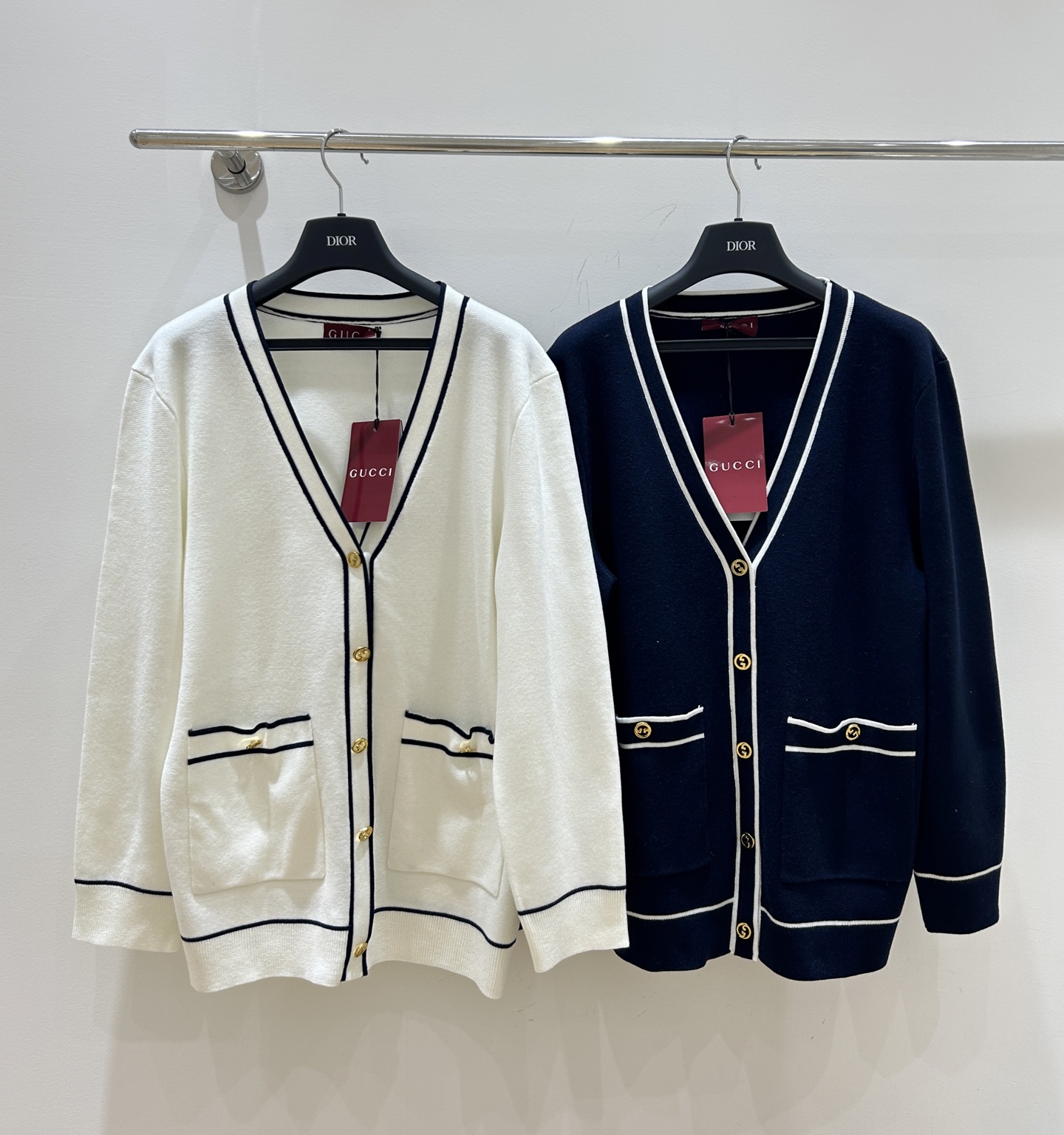 NO:326130,GG Home!  Special counter model!  Customized double G letter logo button V-neck contrasting color long-sleeved cardigan jacket!  Complete three standards!  Two colors!  S/M/L, shipped in stock!  (M size bust 102 length 68), gucci, jackets & coats, alexander wang19860909GG家！专柜款！定制双G字母logo纽扣V领撞色长袖开衫外套！三标齐全！两色！码数S/M/L,现货发！(M码胸围102衣长68),,gucci,jackets & coats,alexander wang,Women's clothing