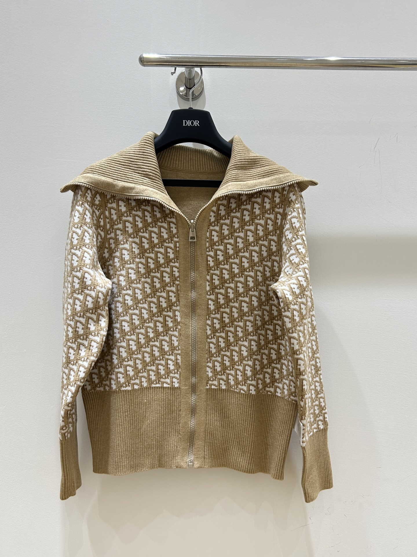 NO:326118,Dio* Di's home!  Special counter model!  Classic letter logo pattern jacquard with lapel zipper jacket on both sides!  Complete three standards!  S/M/L, shipped in stock!  (M size bust 100 60 garment length),,dior,dior,jackets & coats,alexander wang19860909Dio*迪家！专柜款！经典字母logo图案提花两面穿翻领拉链外套！三标齐全！码数S/M/L,现货发！(M码胸围100衣长60),,dior,dior,jackets & coats,alexander wang,Women's clothing