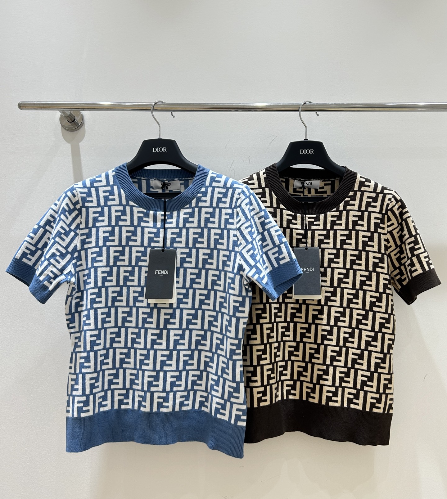 NO:326119,FF Home!  Special counter model!  Classic double F letter logo pattern jacquard round neck short-sleeved knitted top!  Complete three standards!  S/M/L, shipped in stock!  (M size bust 88 length 55), fendi, T-shirt, alexander wang19860909FF家！专柜款！经典双F字母logo图案提花圆领短袖针织上衣！三标齐全！码数S/M/L,现货发！(M码胸围88衣长55),,fendi,T-shirt,alexander wang,Women's clothing